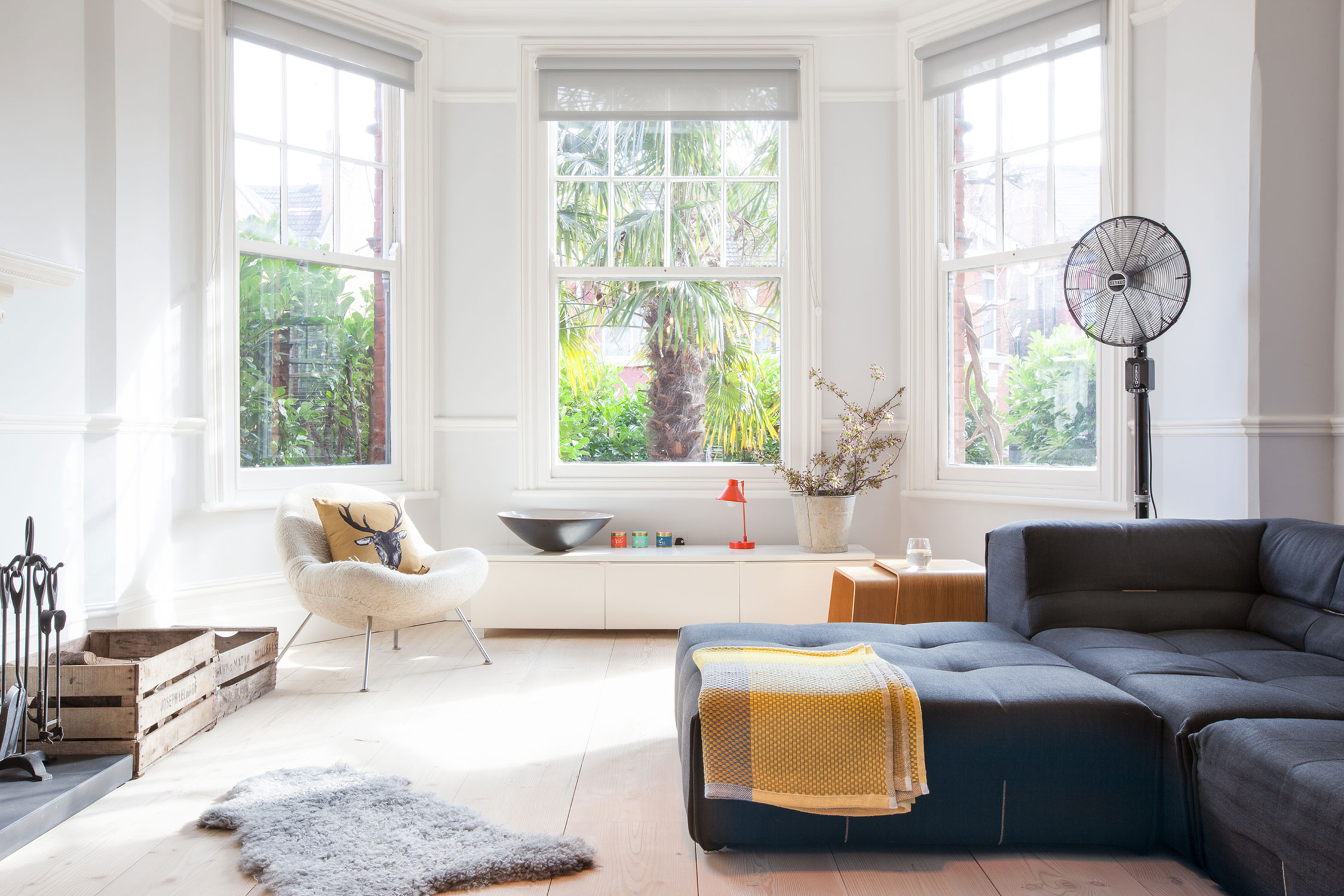 An Elegant Contemporary Home Flooded with Natural Light in London by deDraft (2)