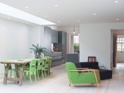 An Elegant Contemporary Home Flooded with Natural Light in London by deDraft (3)