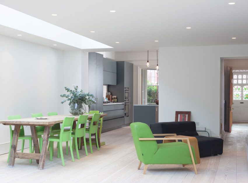 An Elegant Contemporary Home Flooded with Natural Light in London by deDraft (3)