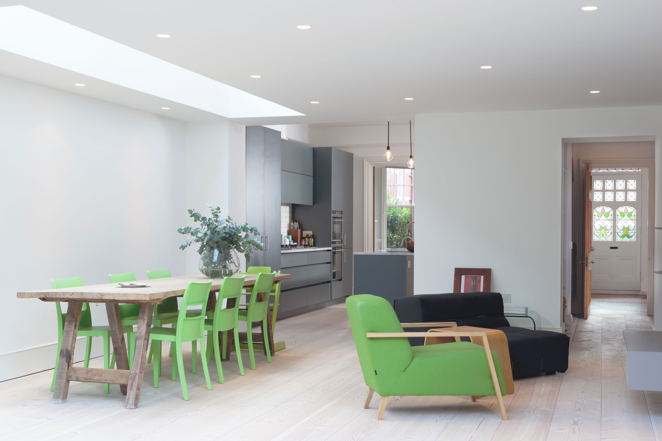 An Elegant Contemporary Home Flooded with Natural Light in London by deDraft (3)