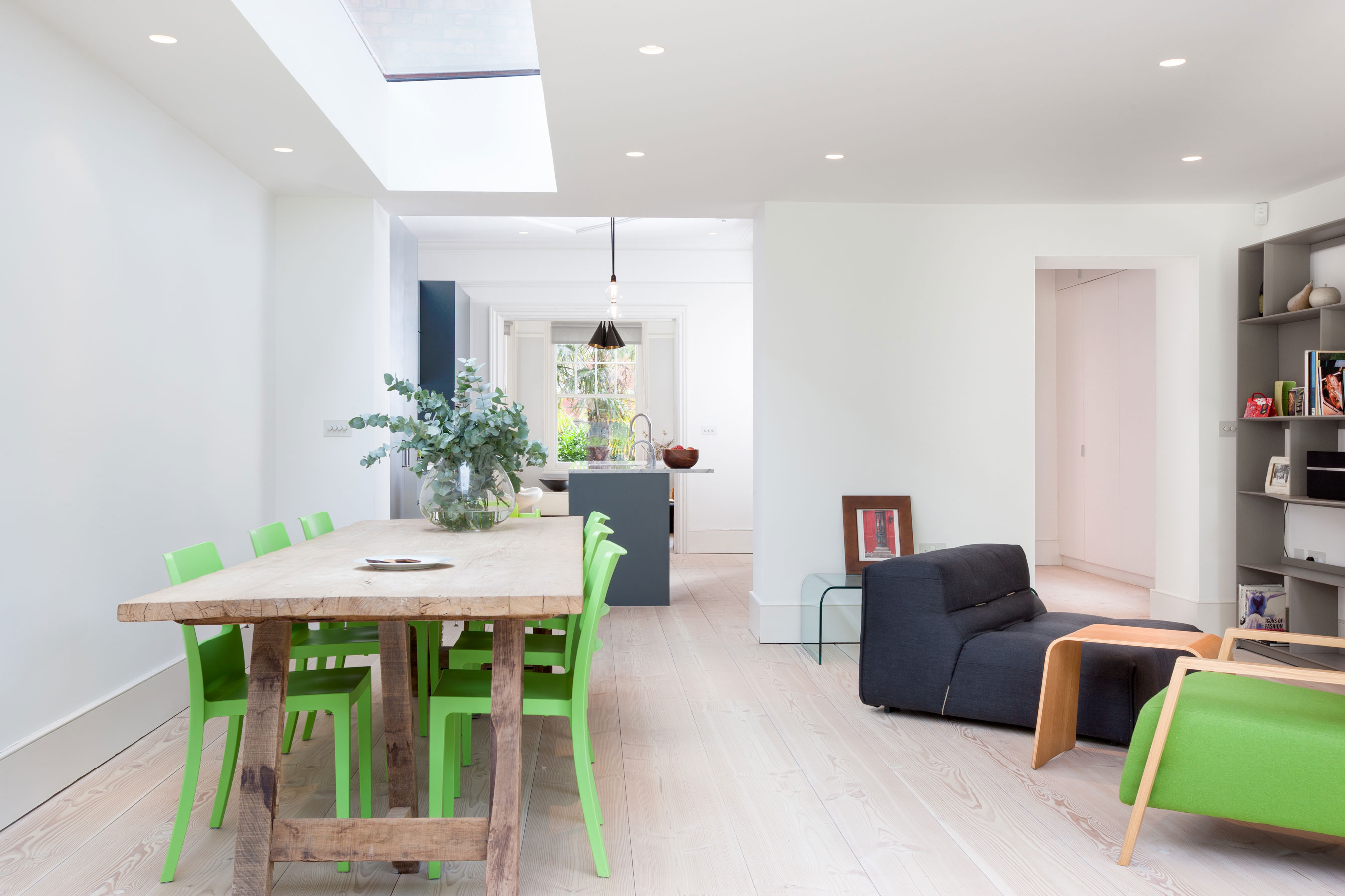 An Elegant Contemporary Home Flooded with Natural Light in London by deDraft (4)