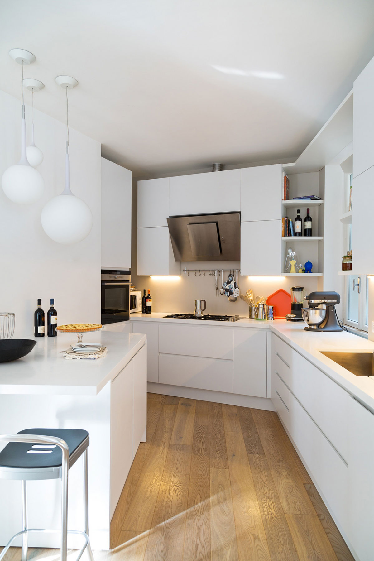 An Elegant Contemporary Home Packed with White and Playful Details in Rome, Italy by teresa paratore (6)