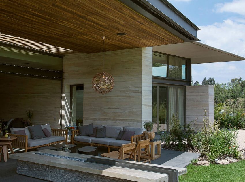 An Elegant Contemporary Home in the Lomas Country Golf Club, Mexico City by Vieyra Arquitectos (1)