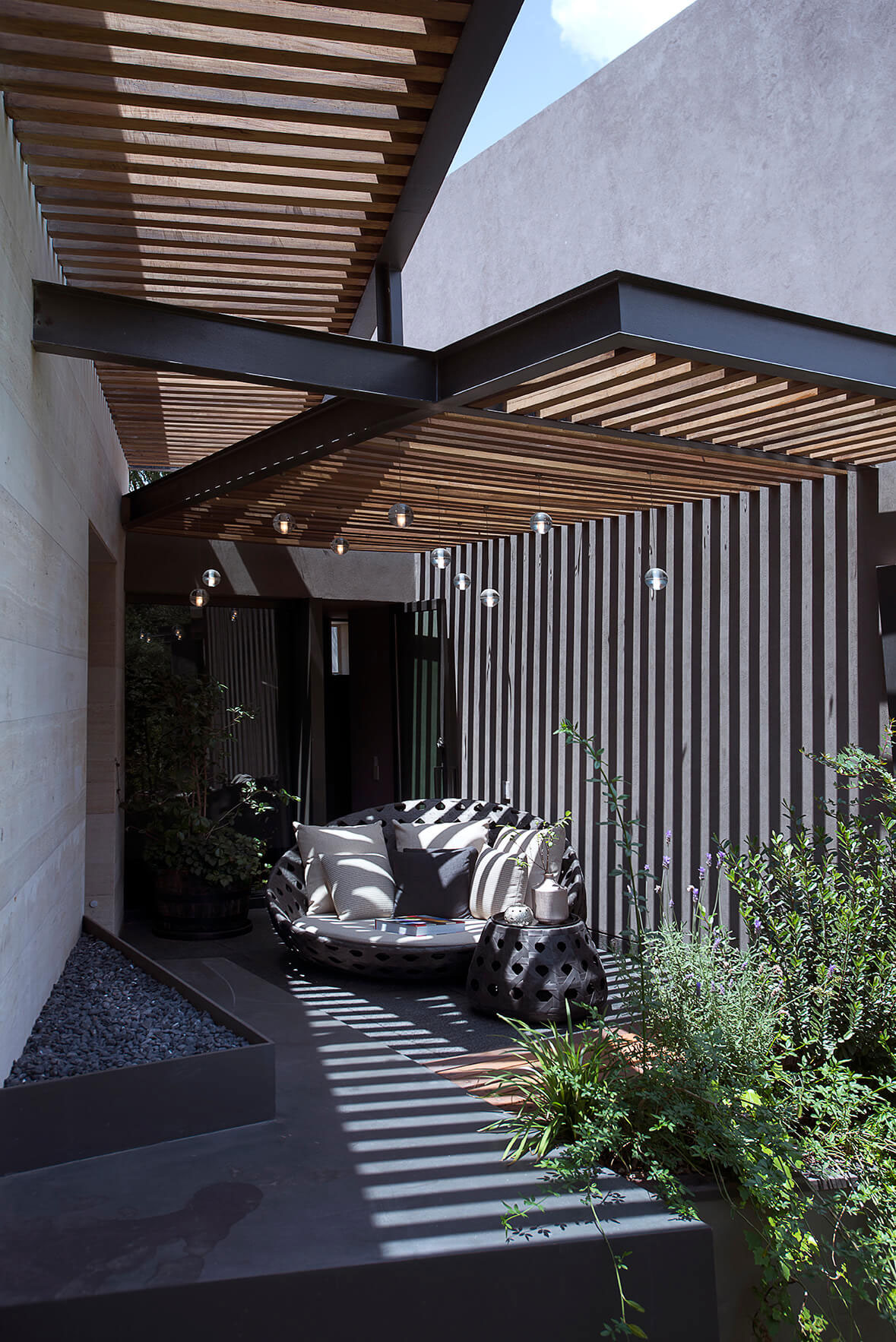 An Elegant Contemporary Home in the Lomas Country Golf Club, Mexico City by Vieyra Arquitectos (5)