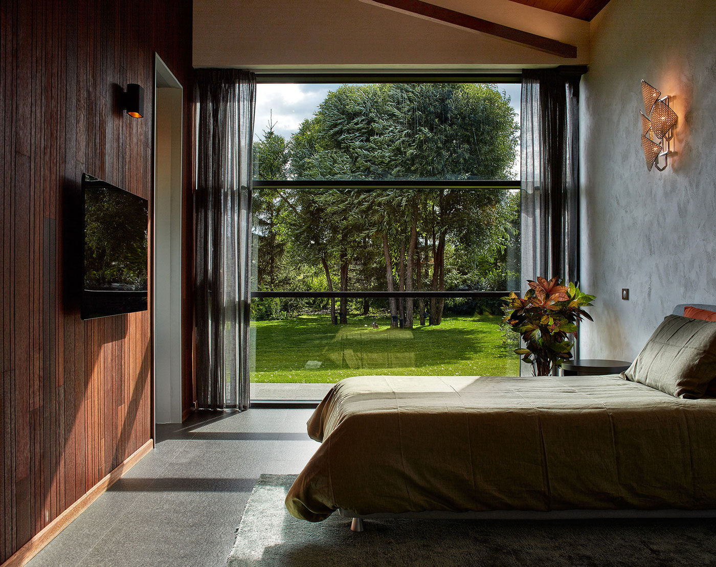An Elegant Contemporary House by the River in Yekaterinburg, Russia by Dmitry Pozarenko (20)
