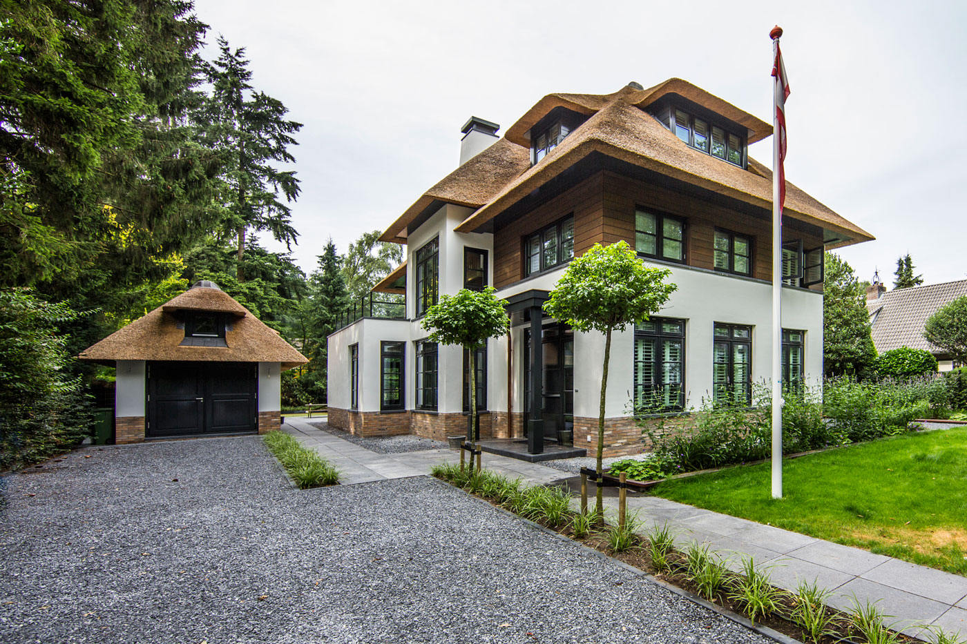 An Elegant Contemporary Villa in the Forests of Naarden, The Netherlands by DENOLDERVLEUGELS Architects & Associates (1)