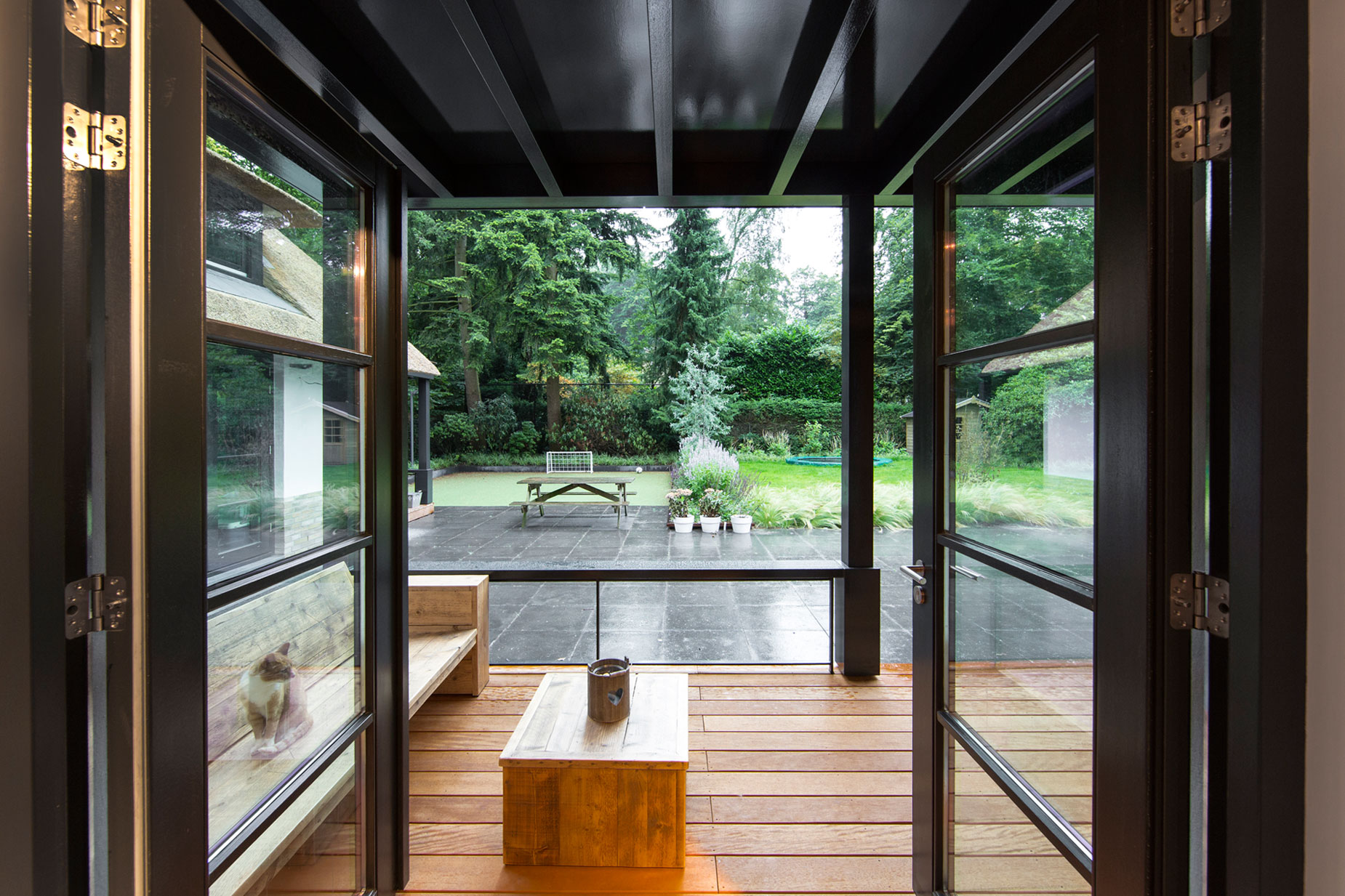 An Elegant Contemporary Villa in the Forests of Naarden, The Netherlands by DENOLDERVLEUGELS Architects & Associates (11)