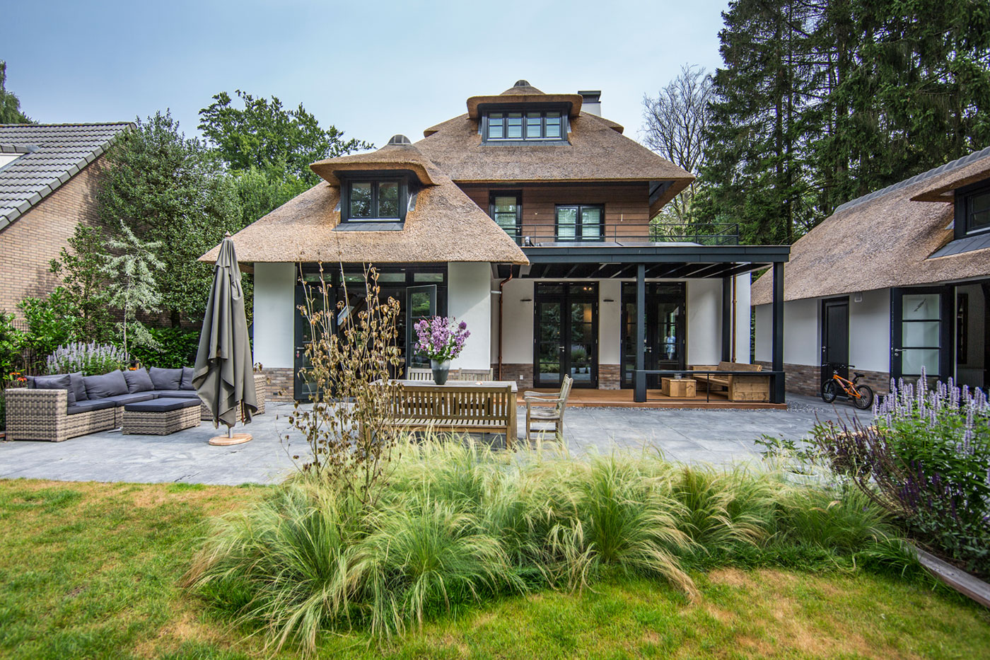 An Elegant Contemporary Villa in the Forests of Naarden, The Netherlands by DENOLDERVLEUGELS Architects & Associates (14)