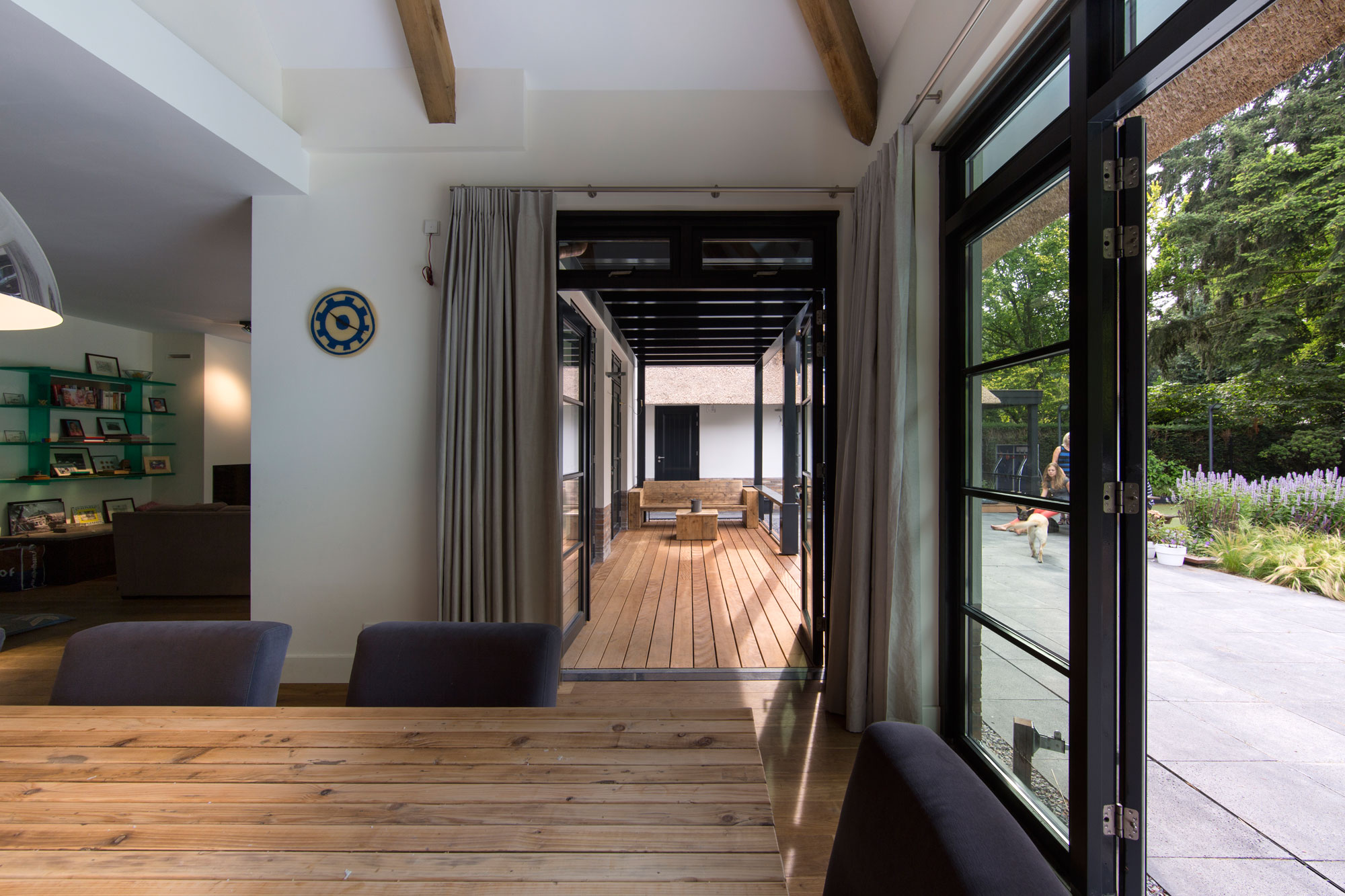 An Elegant Contemporary Villa in the Forests of Naarden, The Netherlands by DENOLDERVLEUGELS Architects & Associates (23)