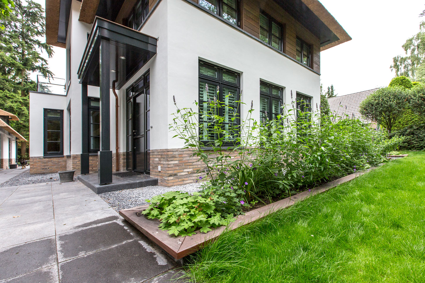 An Elegant Contemporary Villa in the Forests of Naarden, The Netherlands by DENOLDERVLEUGELS Architects & Associates (3)