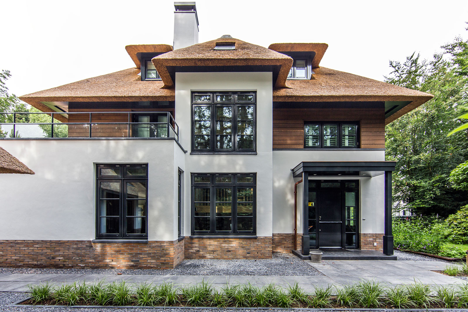 An Elegant Contemporary Villa in the Forests of Naarden, The Netherlands by DENOLDERVLEUGELS Architects & Associates (4)