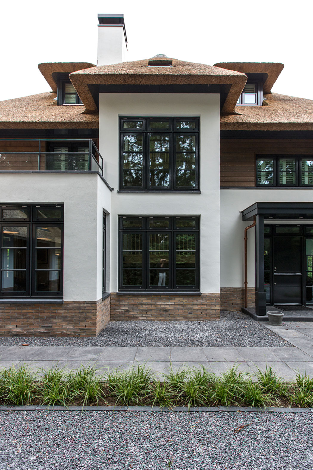 An Elegant Contemporary Villa in the Forests of Naarden, The Netherlands by DENOLDERVLEUGELS Architects & Associates (5)