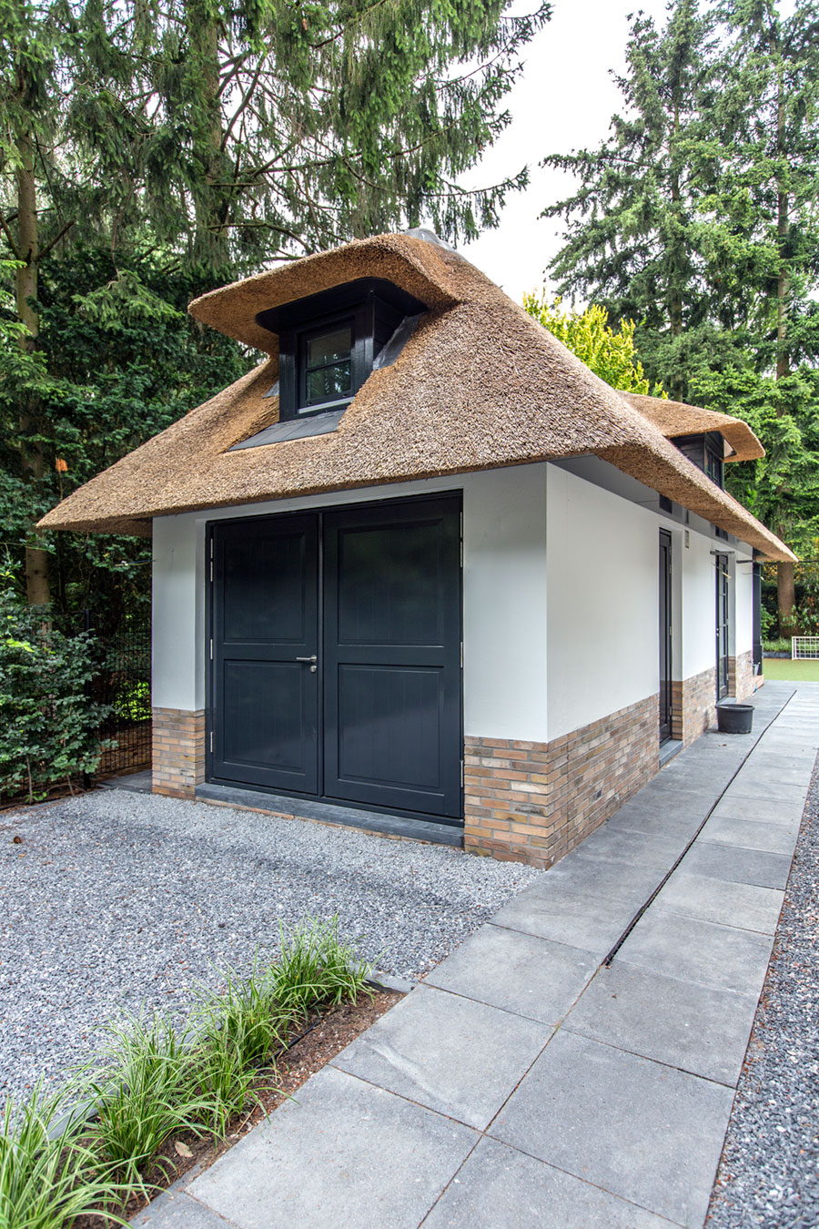 An Elegant Contemporary Villa in the Forests of Naarden, The Netherlands by DENOLDERVLEUGELS Architects & Associates (6)