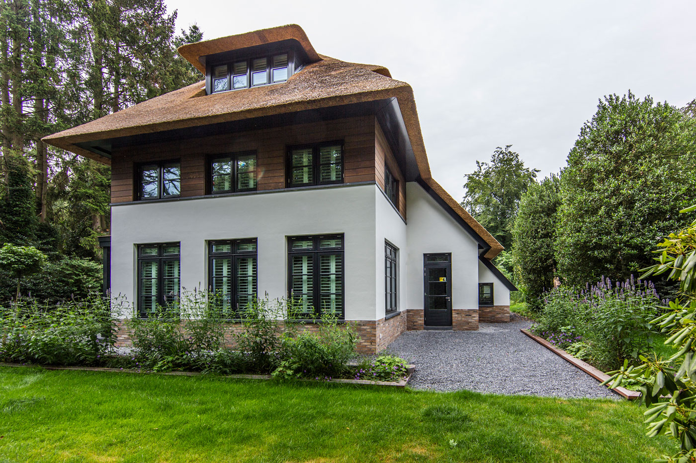An Elegant Contemporary Villa in the Forests of Naarden, The Netherlands by DENOLDERVLEUGELS Architects & Associates (8)