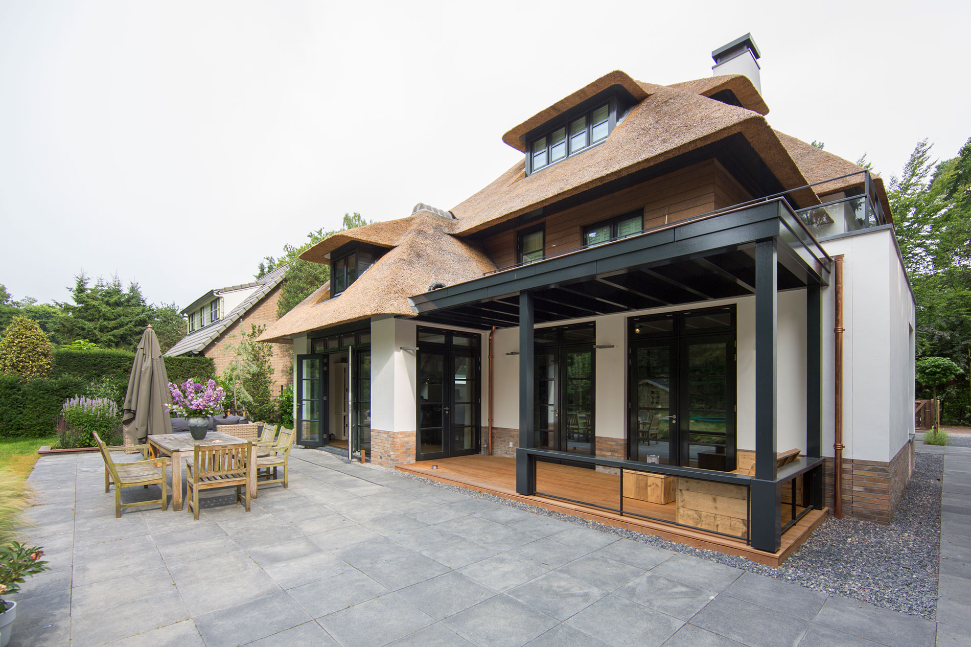 An Elegant Contemporary Villa in the Forests of Naarden, The Netherlands by DENOLDERVLEUGELS Architects & Associates (9)