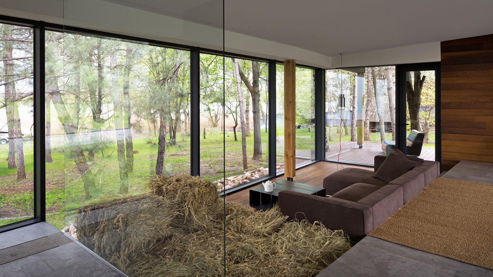 An Elegant Home with Cantilevered Staircase on the Picturesque Banks of the River in Dnipropetrovsk by Azovskiy & Pahomova architects (3)
