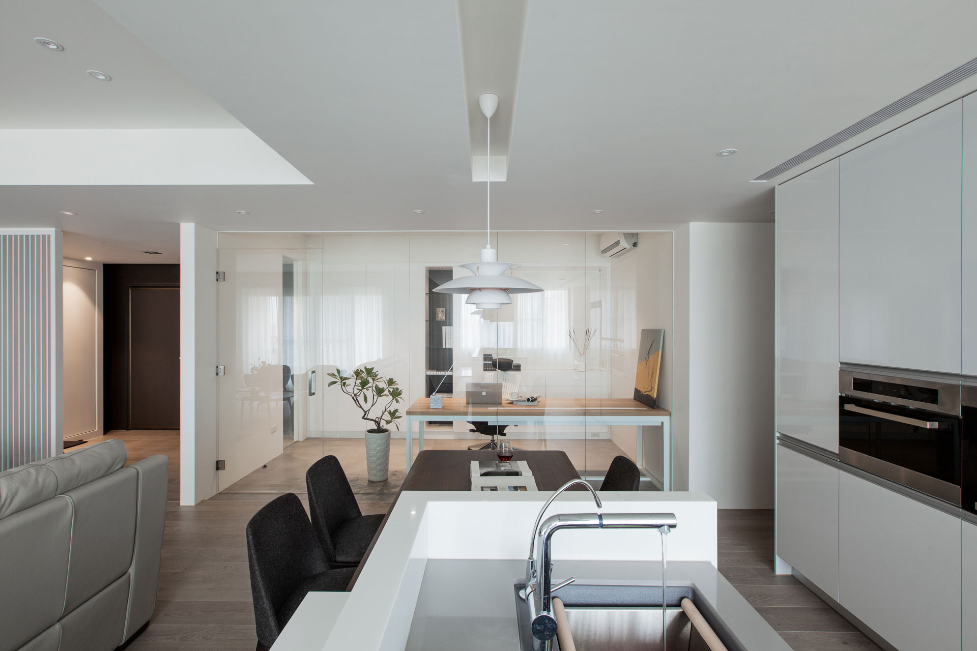 An Elegant House with a Perfect Mix of Classic and Contemporary Touches in Kaohsiung City, Taiwan by PDM (13)