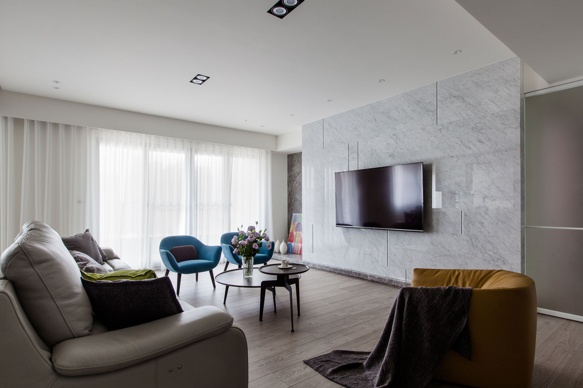 An Elegant House with a Perfect Mix of Classic and Contemporary Touches in Kaohsiung City, Taiwan by PDM (2)