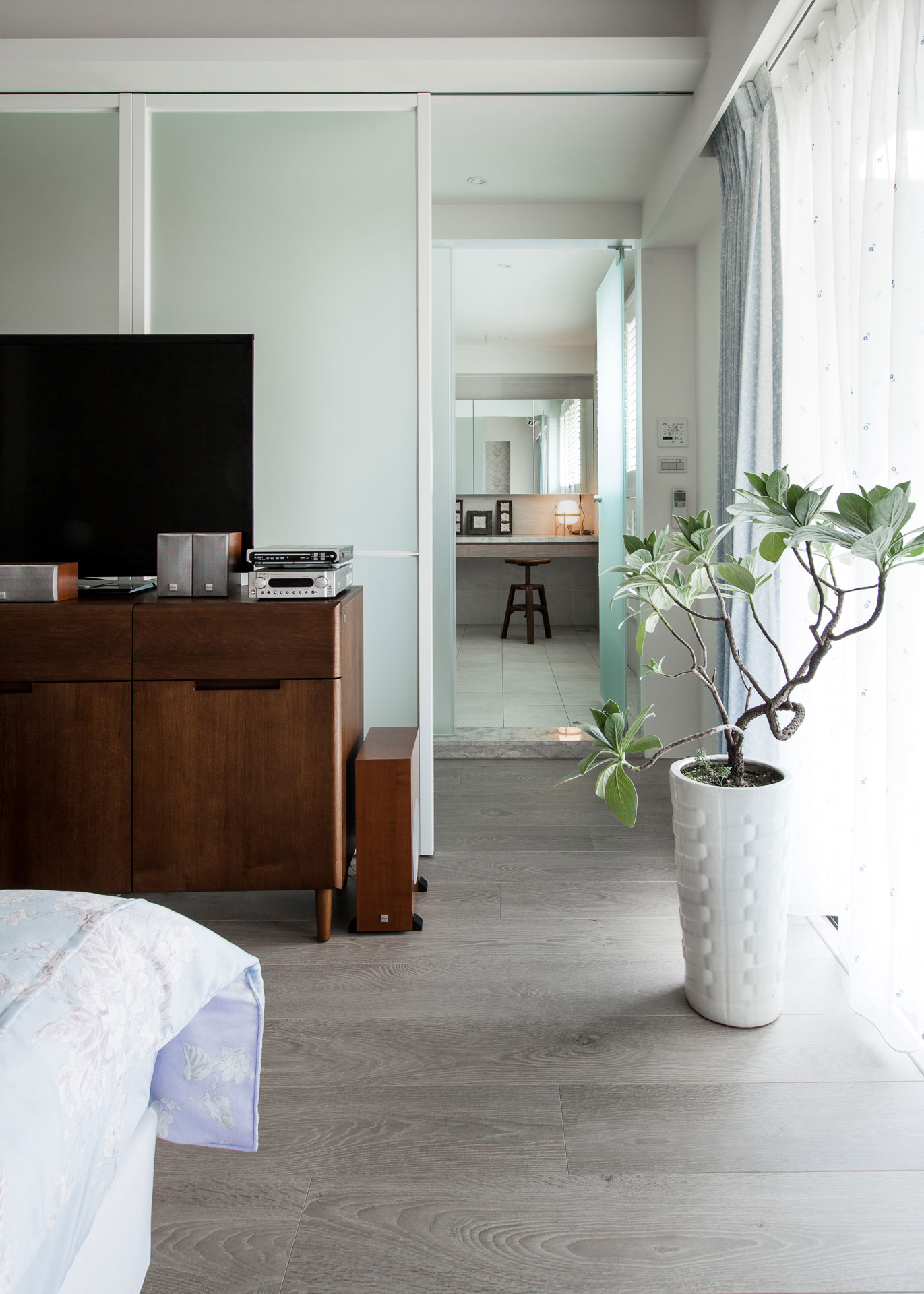 An Elegant House with a Perfect Mix of Classic and Contemporary Touches in Kaohsiung City, Taiwan by PDM (27)