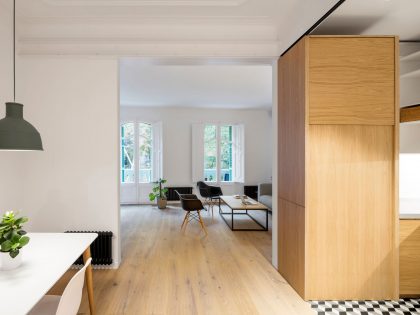 An Elegant Minimalist Apartment with Light Play in Barcelona, Spain by EO Arquitectura (1)