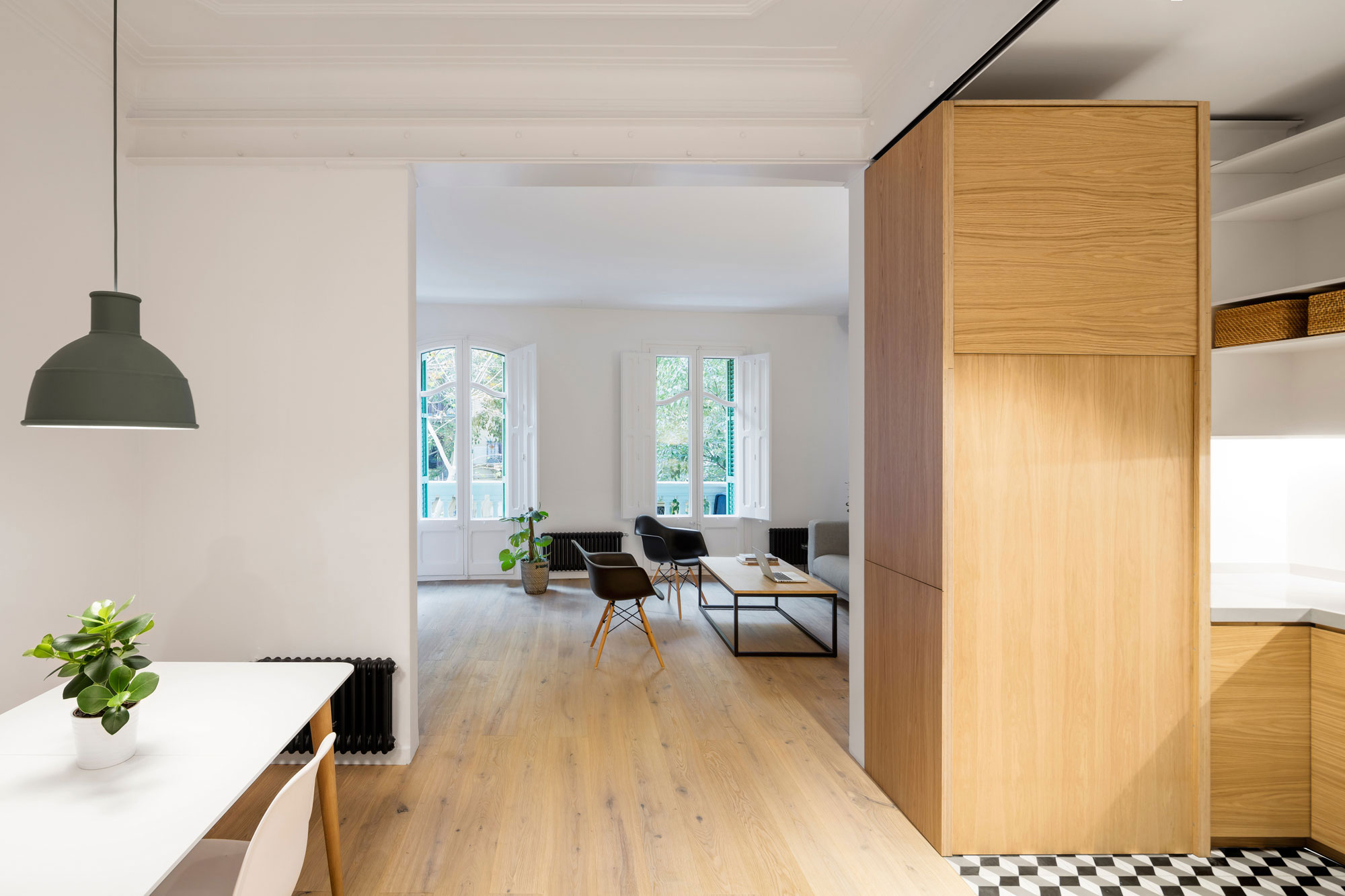 An Elegant Minimalist Apartment with Light Play in Barcelona, Spain by EO Arquitectura (1)