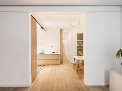An Elegant Minimalist Apartment with Light Play in Barcelona, Spain by EO Arquitectura (2)