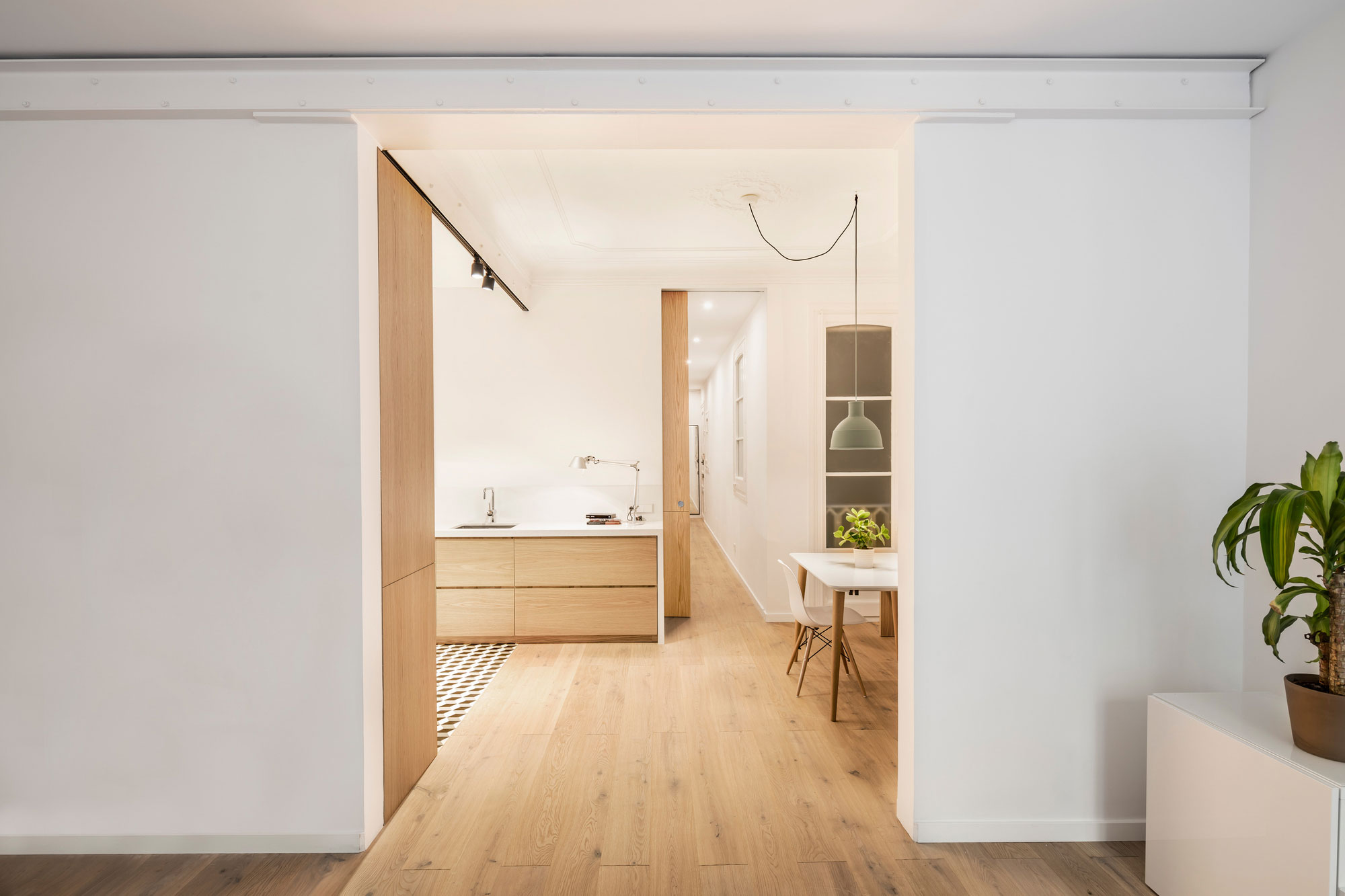 An Elegant Minimalist Apartment with Light Play in Barcelona, Spain by EO Arquitectura (2)