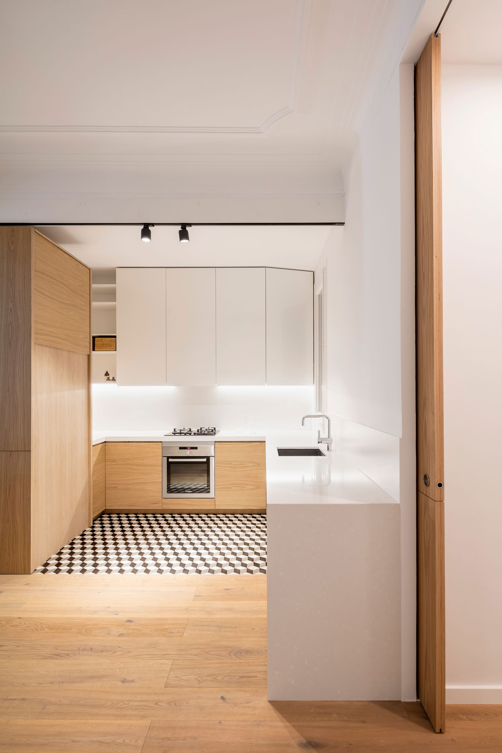 An Elegant Minimalist Apartment with Light Play in Barcelona, Spain by EO Arquitectura (3)