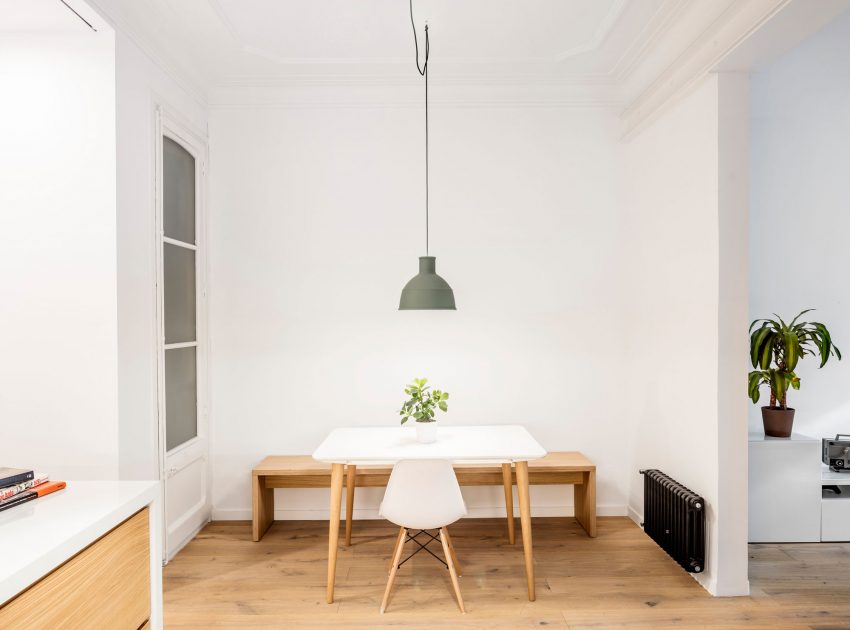 An Elegant Minimalist Apartment with Light Play in Barcelona, Spain by EO Arquitectura (6)