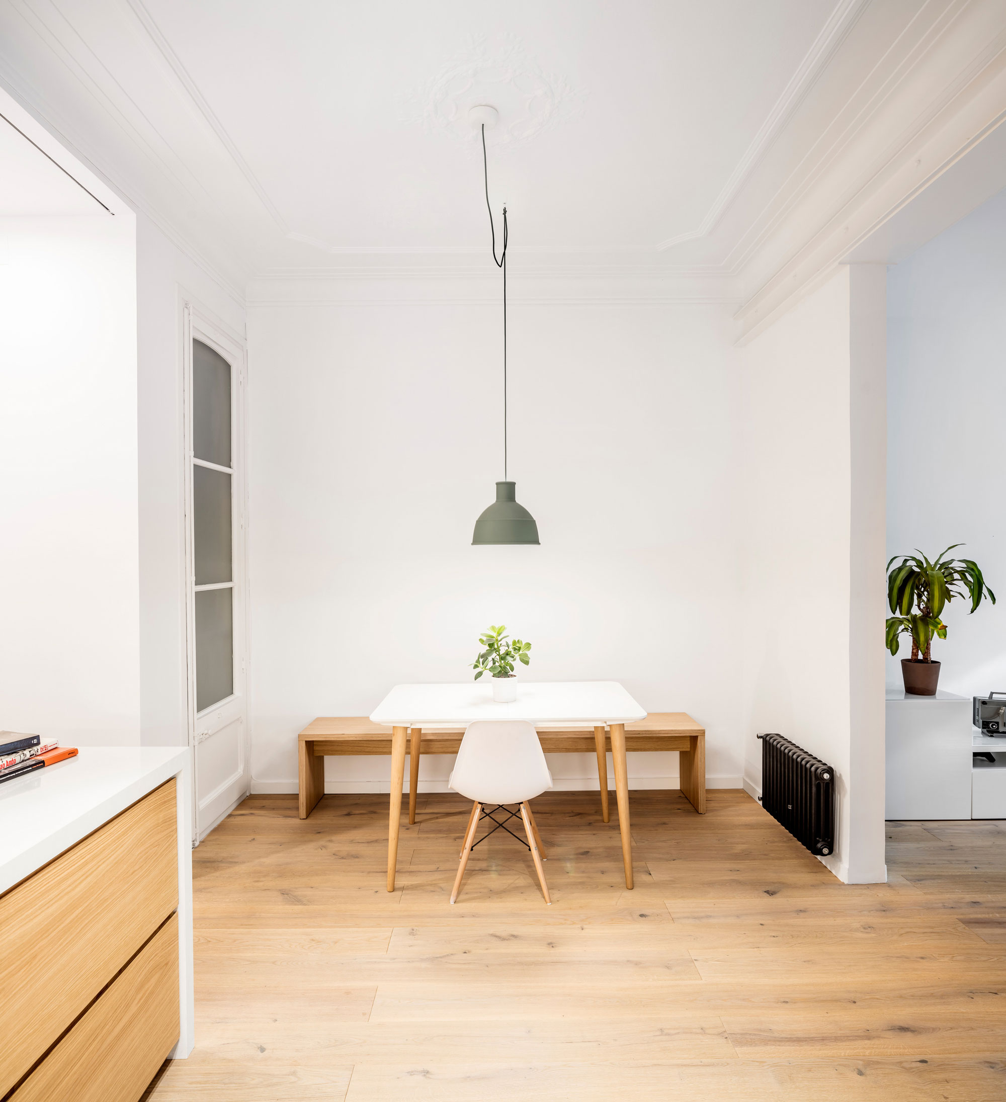 An Elegant Minimalist Apartment with Light Play in Barcelona, Spain by EO Arquitectura (6)