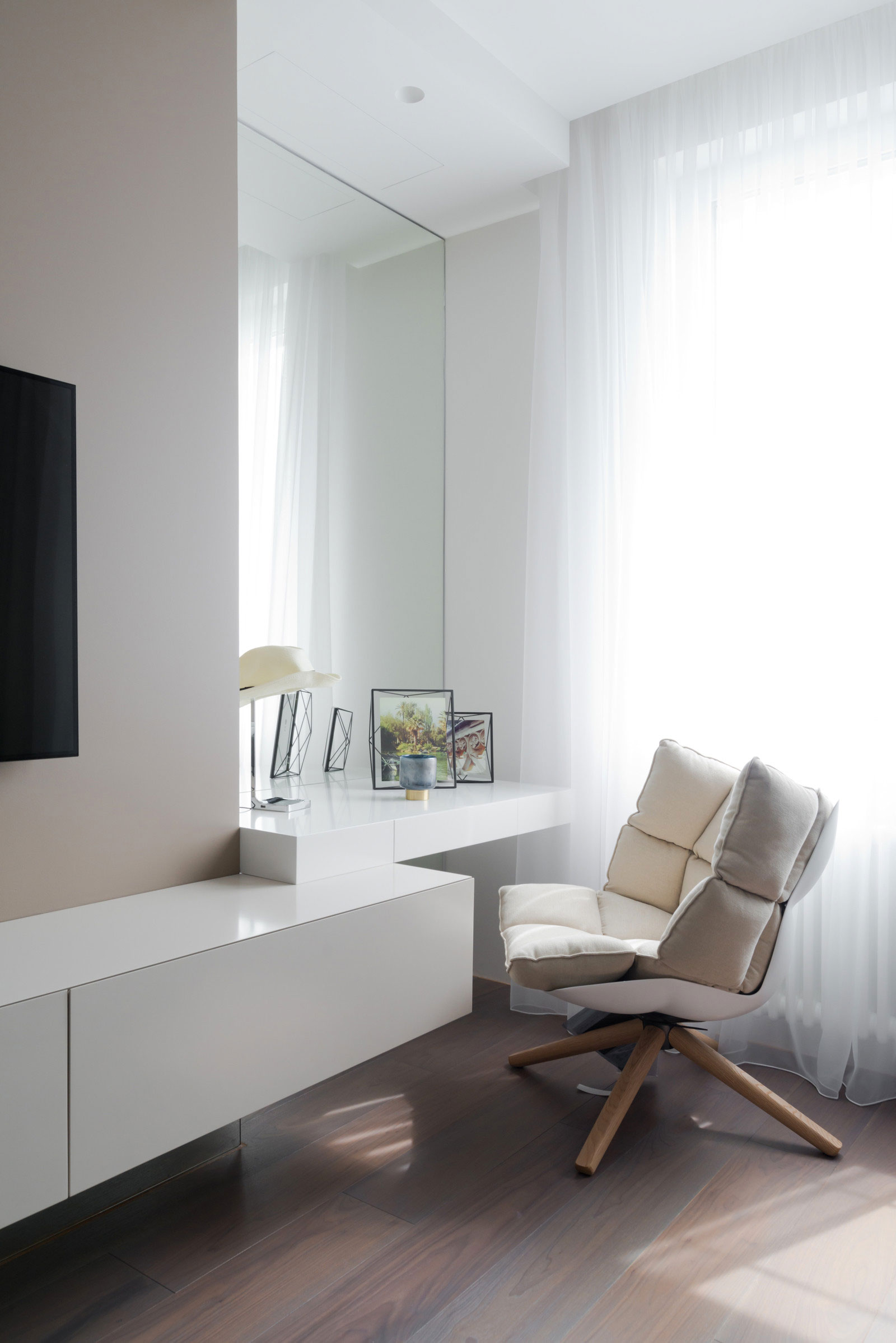 An Elegant Modern Apartment for a Young Family with Two Small Children in Moscow by Alexandra Fedorova (10)