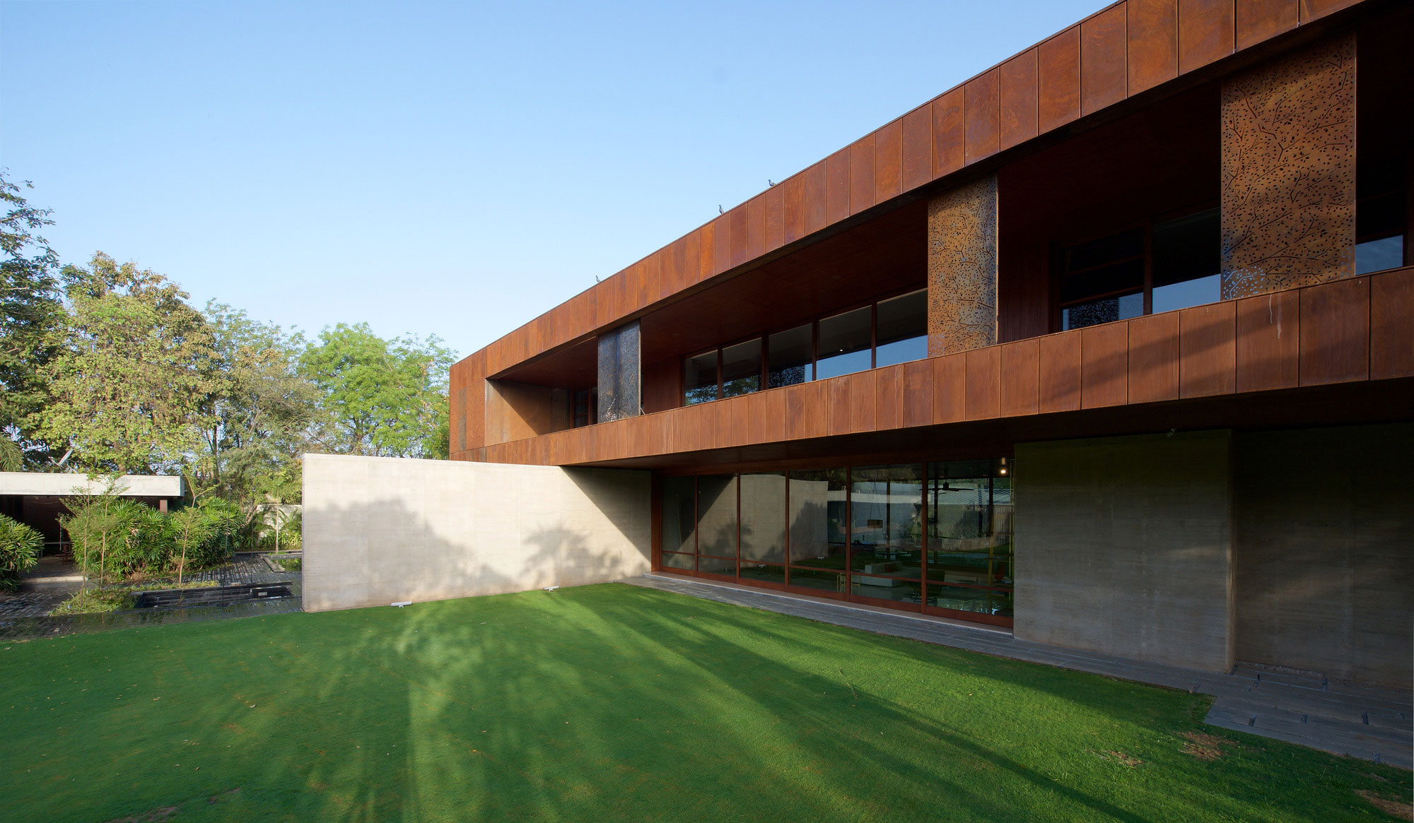 An Elegant Modern Home with Bright and Airy Interiors in Ahmedabad, India by SPASM Design Architects (1)