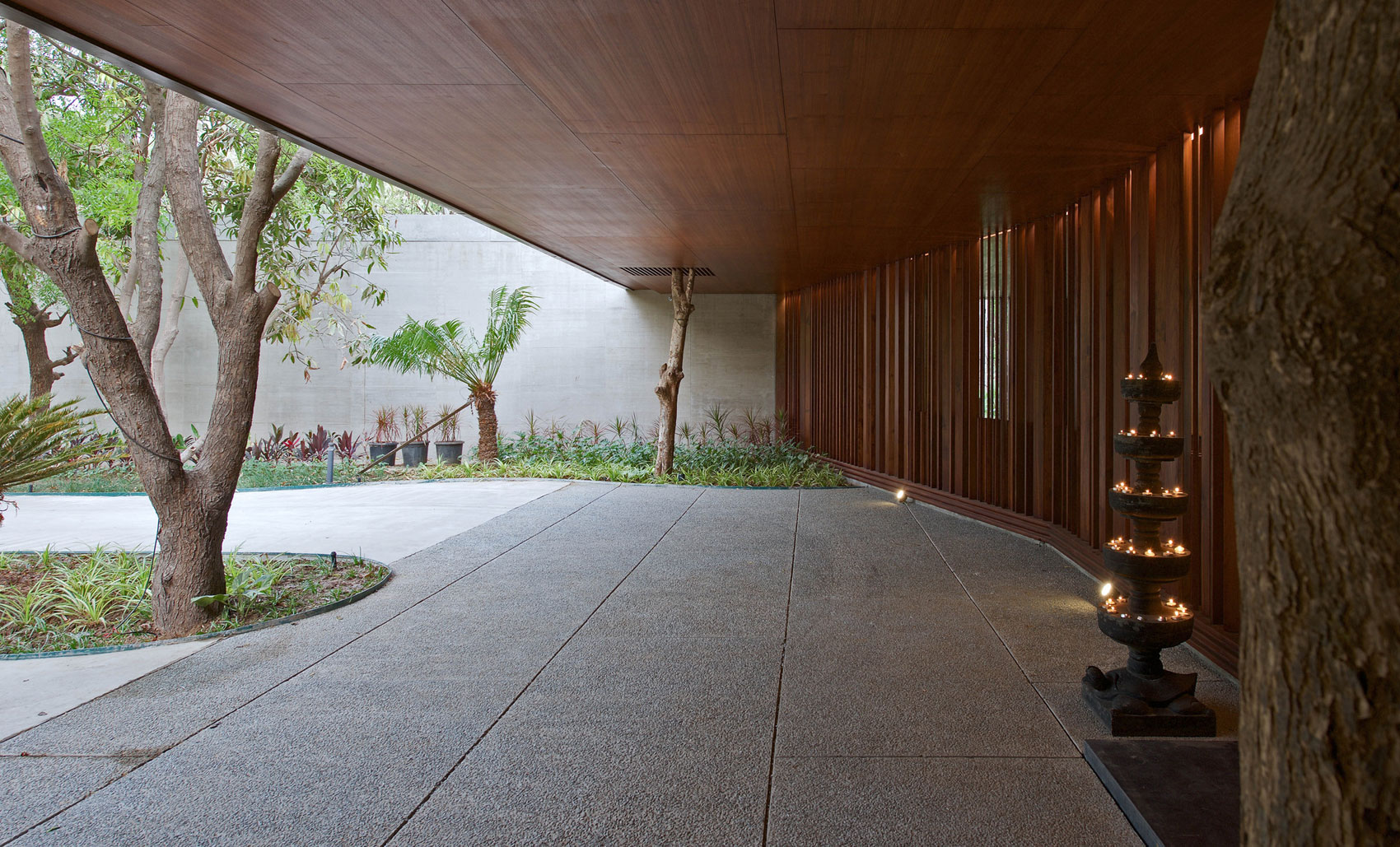 An Elegant Modern Home with Bright and Airy Interiors in Ahmedabad, India by SPASM Design Architects (5)