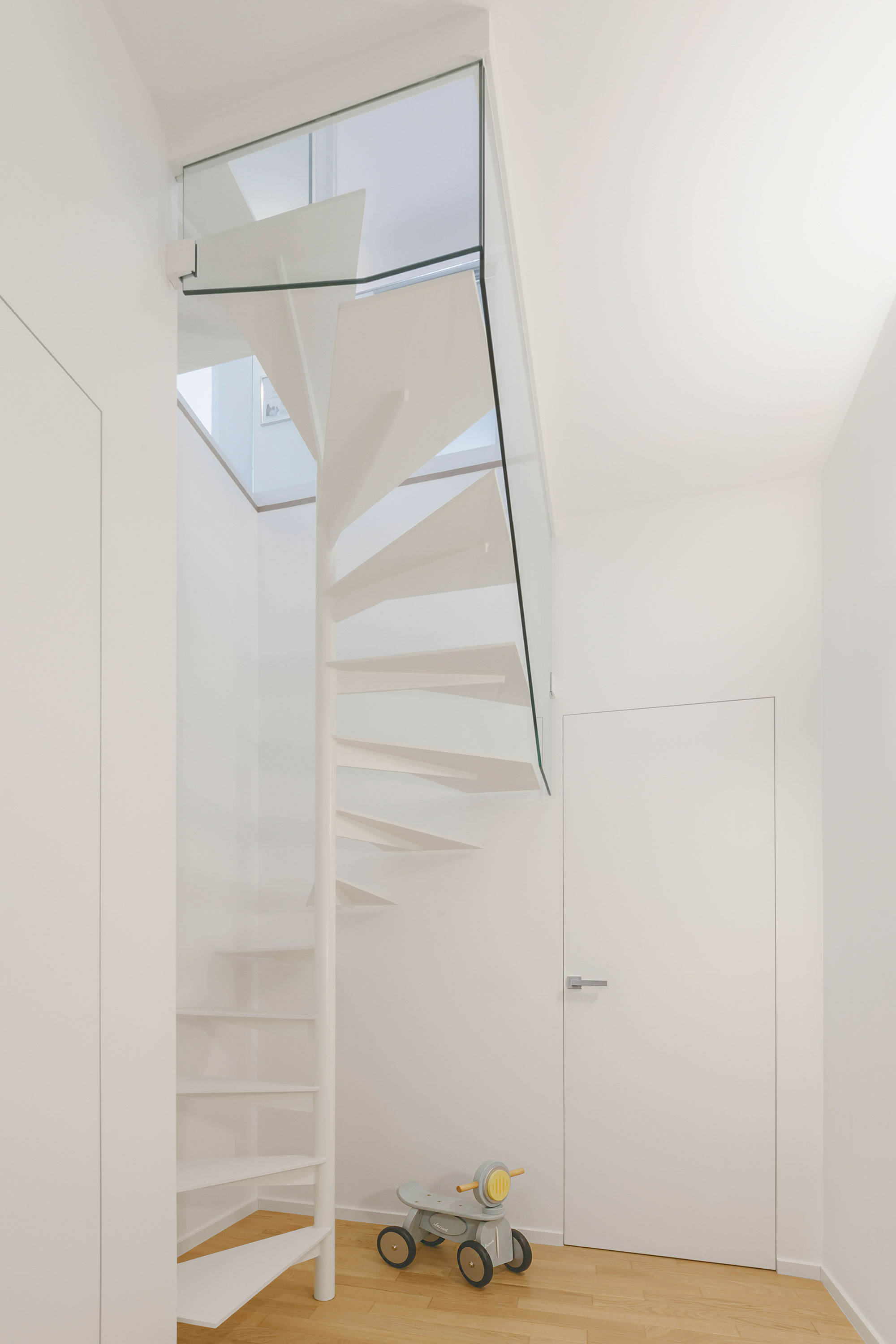 An Elegant and Luminous Home with a White Theme in Puglia, Italy by Salvatore Cannito (11)