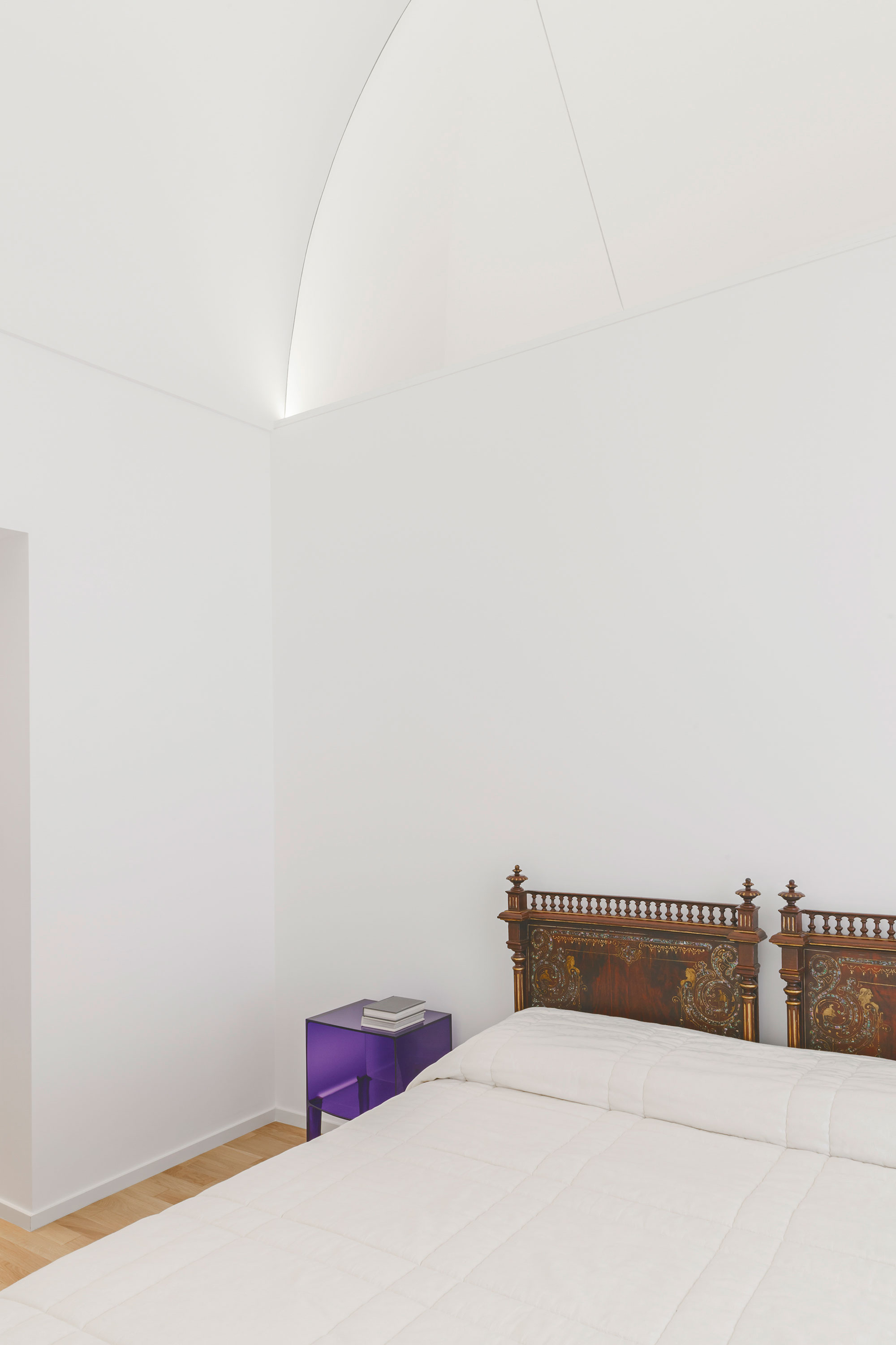 An Elegant and Luminous Home with a White Theme in Puglia, Italy by Salvatore Cannito (15)