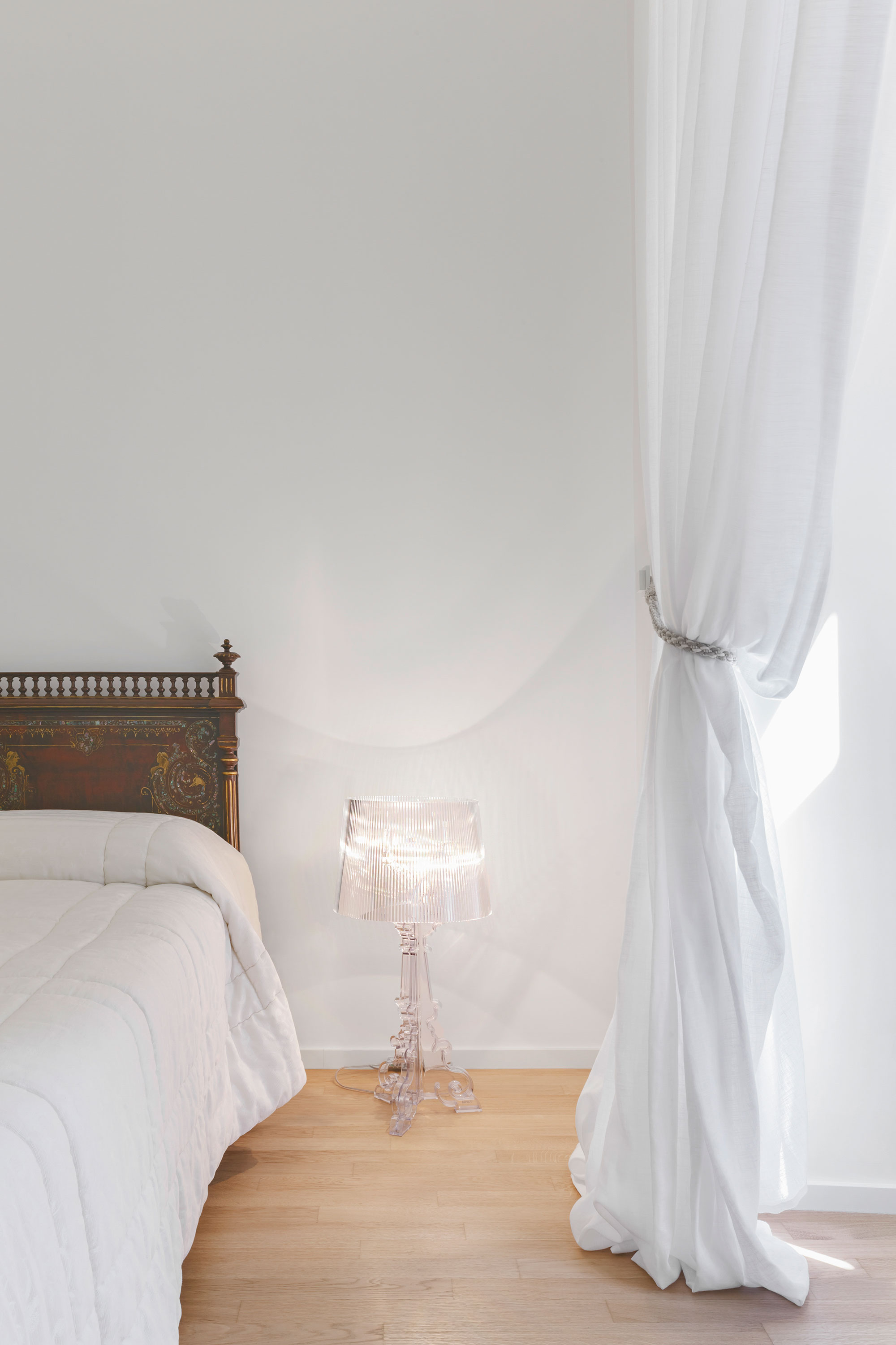 An Elegant and Luminous Home with a White Theme in Puglia, Italy by Salvatore Cannito (16)