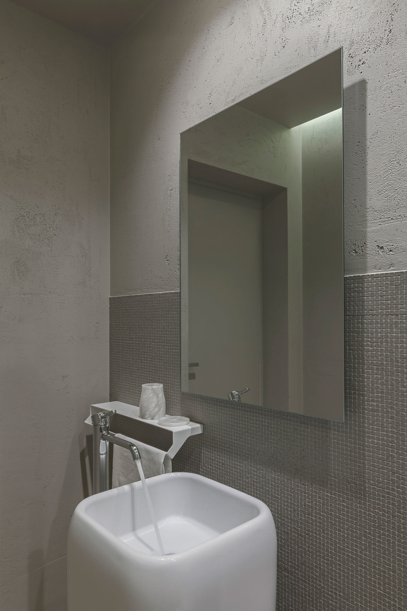 An Elegant and Luminous Home with a White Theme in Puglia, Italy by Salvatore Cannito (19)