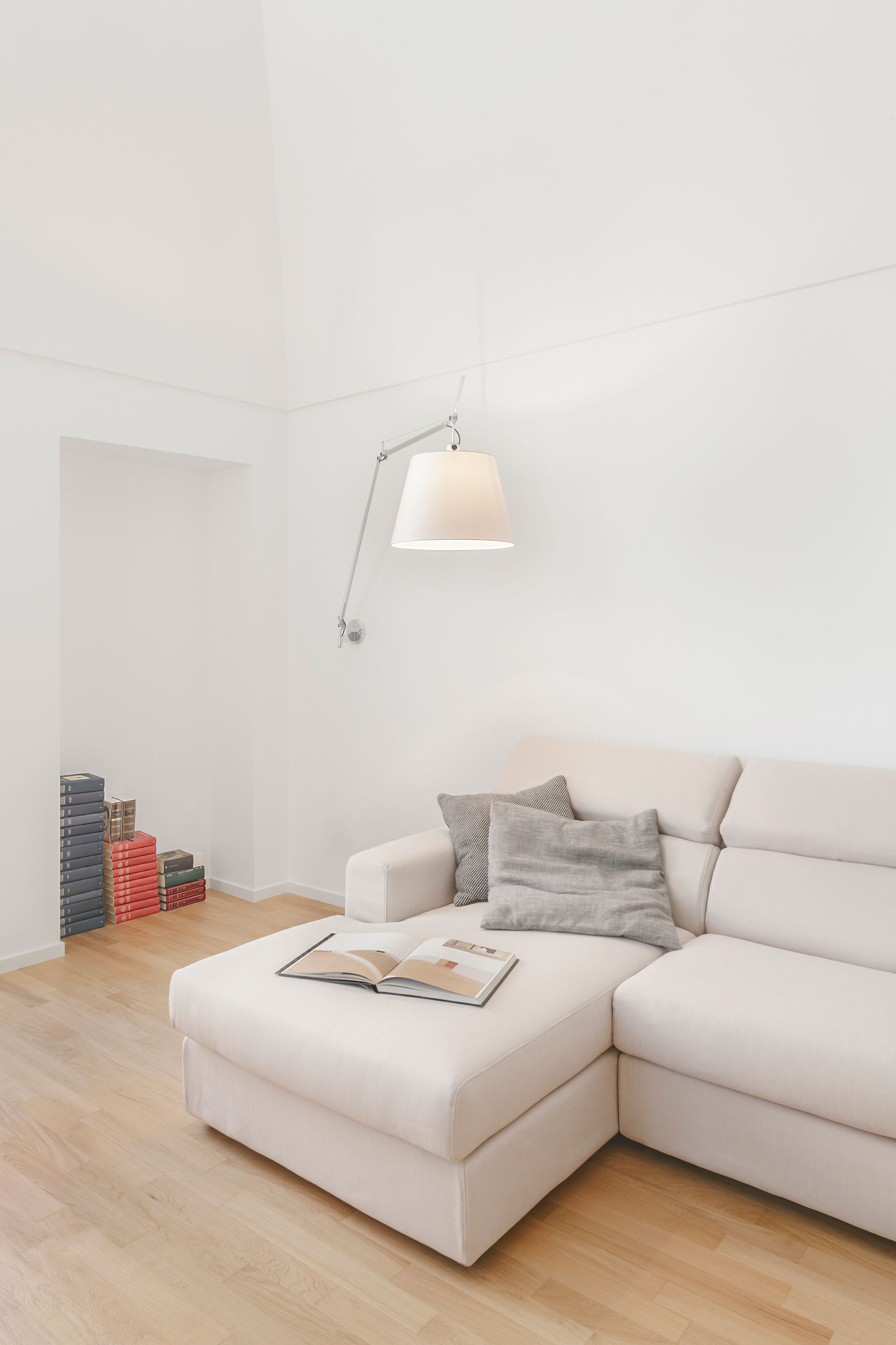 An Elegant and Luminous Home with a White Theme in Puglia, Italy by Salvatore Cannito (2)