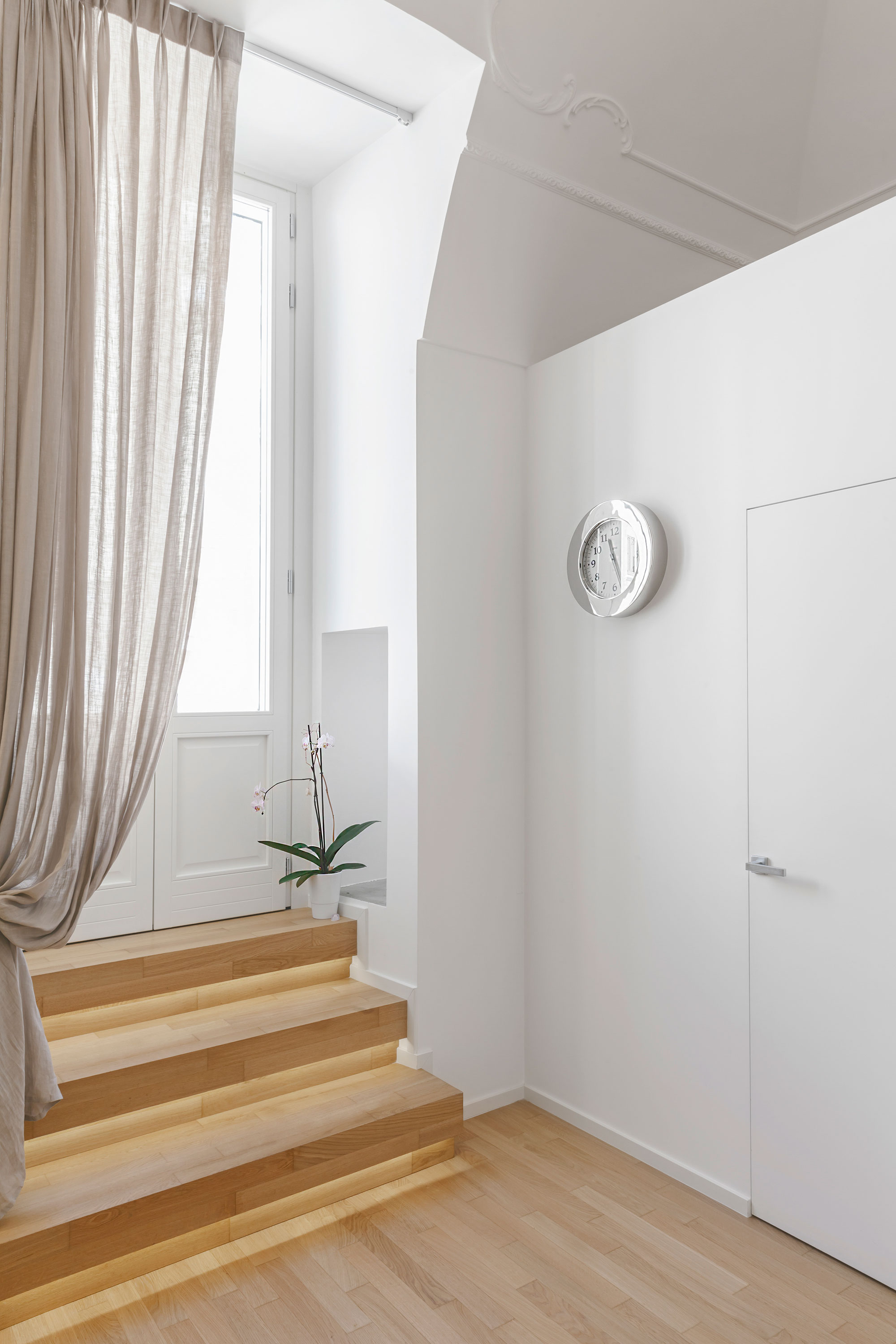 An Elegant and Luminous Home with a White Theme in Puglia, Italy by Salvatore Cannito (5)