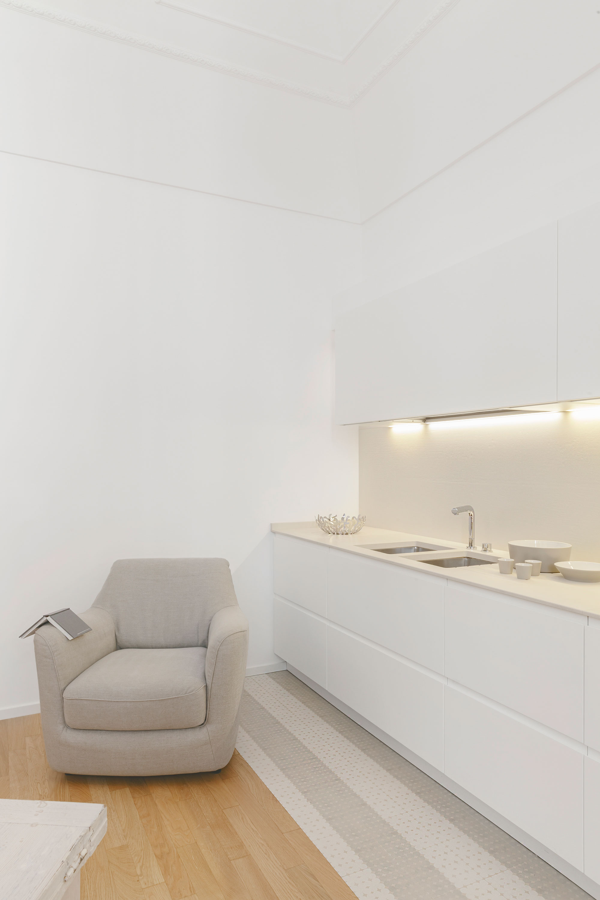 An Elegant and Luminous Home with a White Theme in Puglia, Italy by Salvatore Cannito (7)