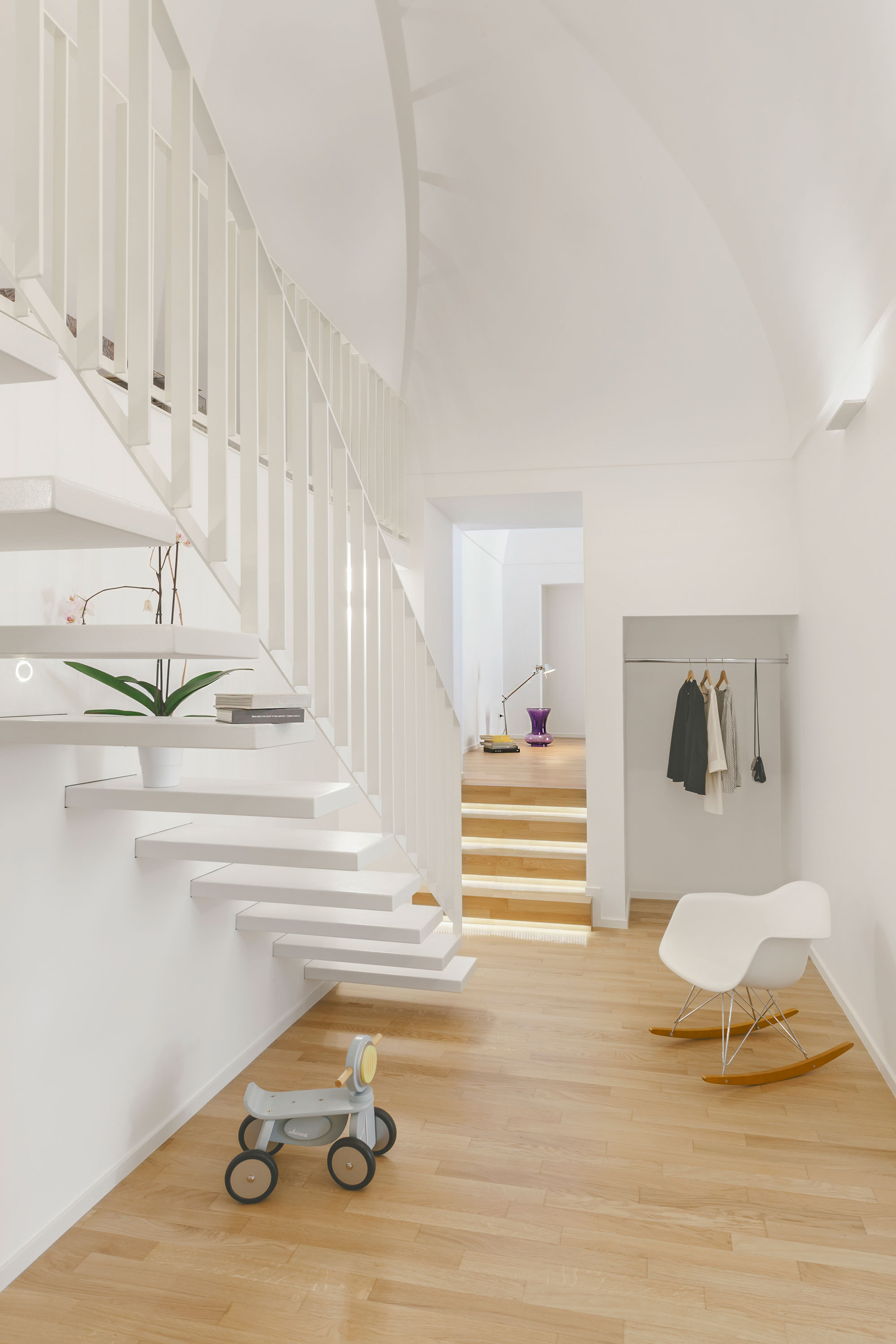 An Elegant and Luminous Home with a White Theme in Puglia, Italy by Salvatore Cannito (9)