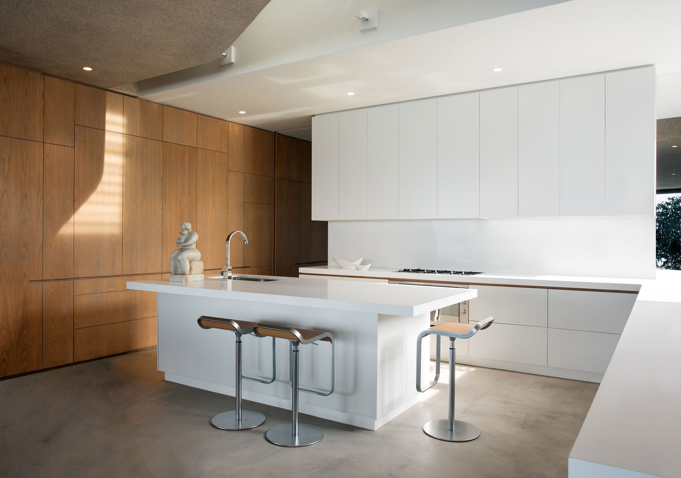 An Elegant and Spacious Family Home with Striking Interior Features in Plettenberg Bay by SAOTA (12)