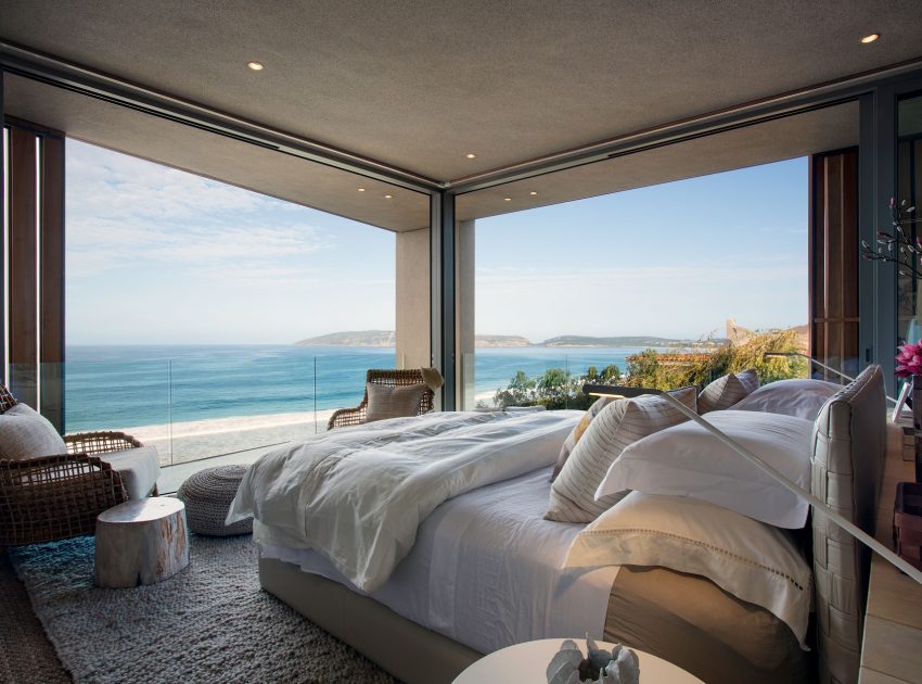 An Elegant and Spacious Family Home with Striking Interior Features in Plettenberg Bay by SAOTA (16)