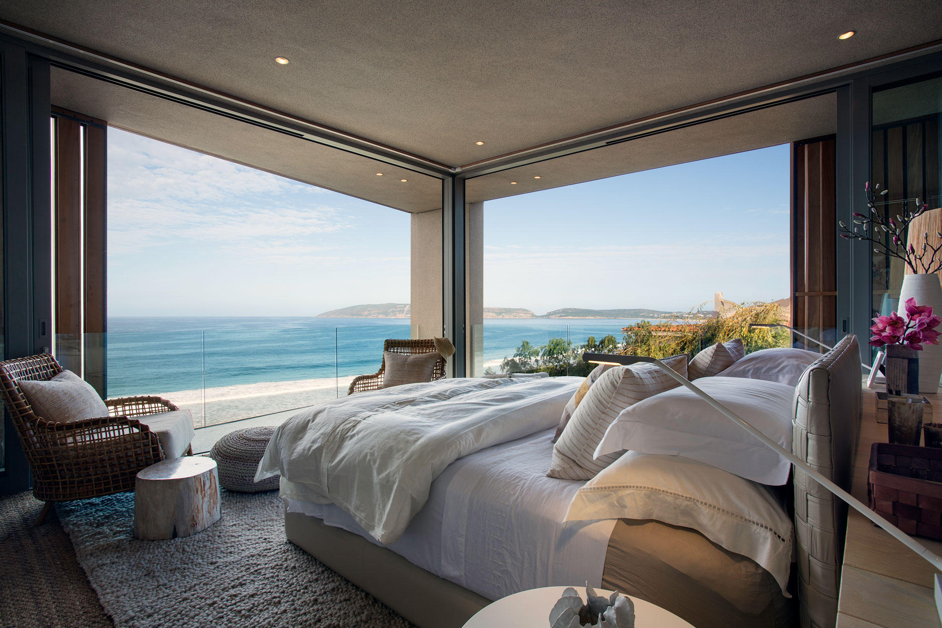 An Elegant and Spacious Family Home with Striking Interior Features in Plettenberg Bay by SAOTA (16)