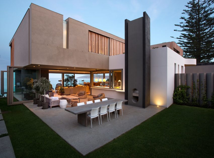 An Elegant and Spacious Family Home with Striking Interior Features in Plettenberg Bay by SAOTA (19)