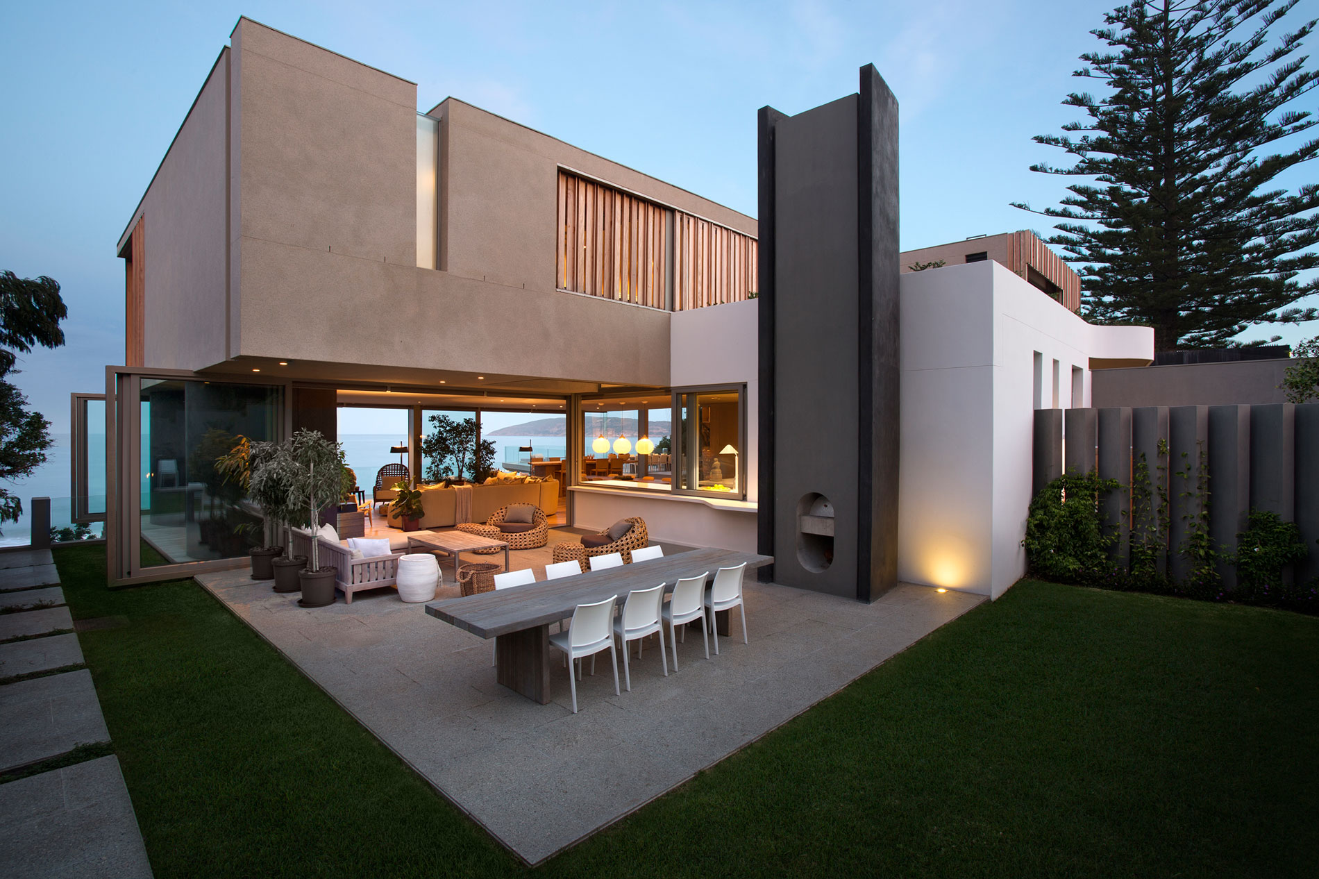 An Elegant and Spacious Family Home with Striking Interior Features in Plettenberg Bay by SAOTA (19)