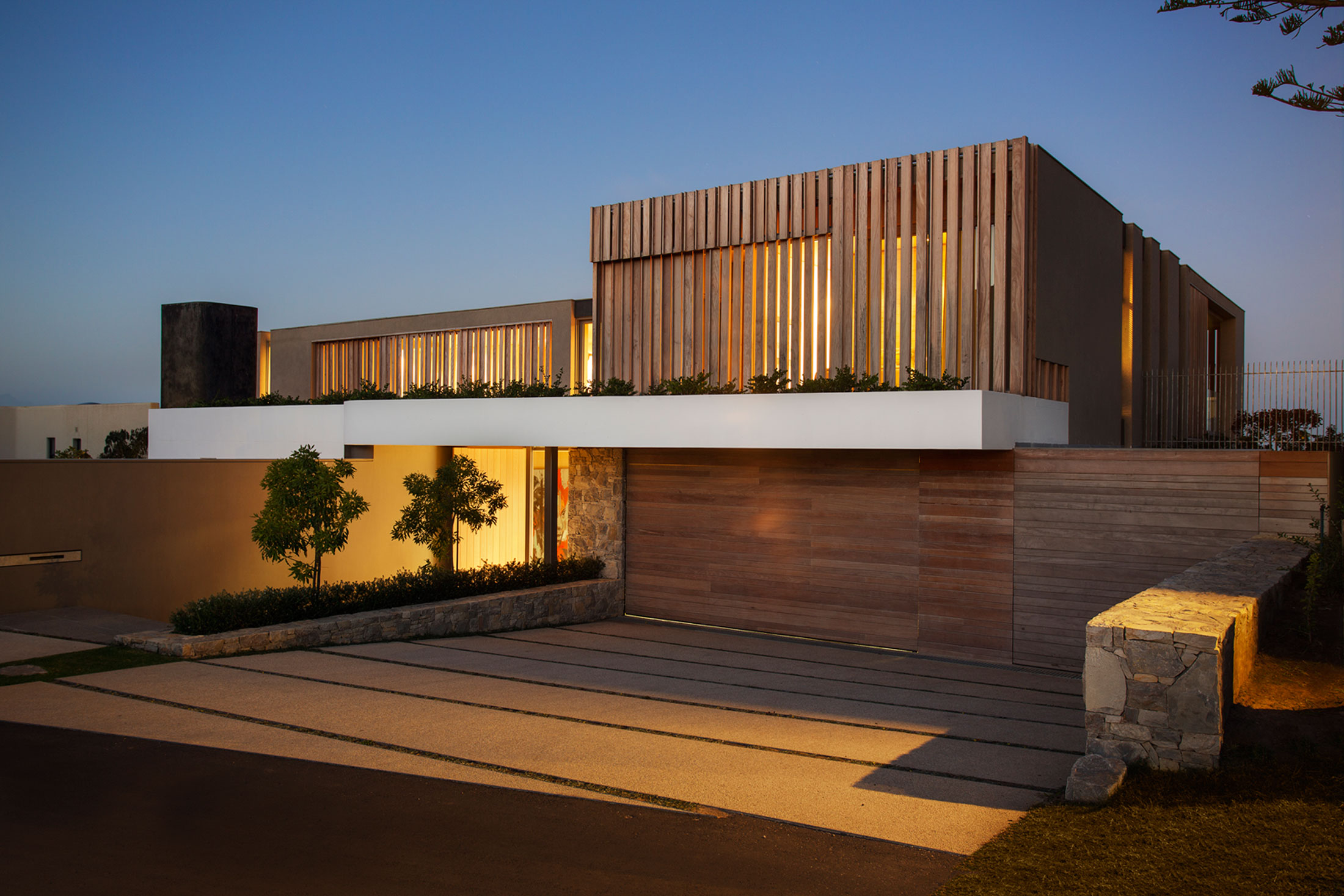 An Elegant and Spacious Family Home with Striking Interior Features in Plettenberg Bay by SAOTA (20)