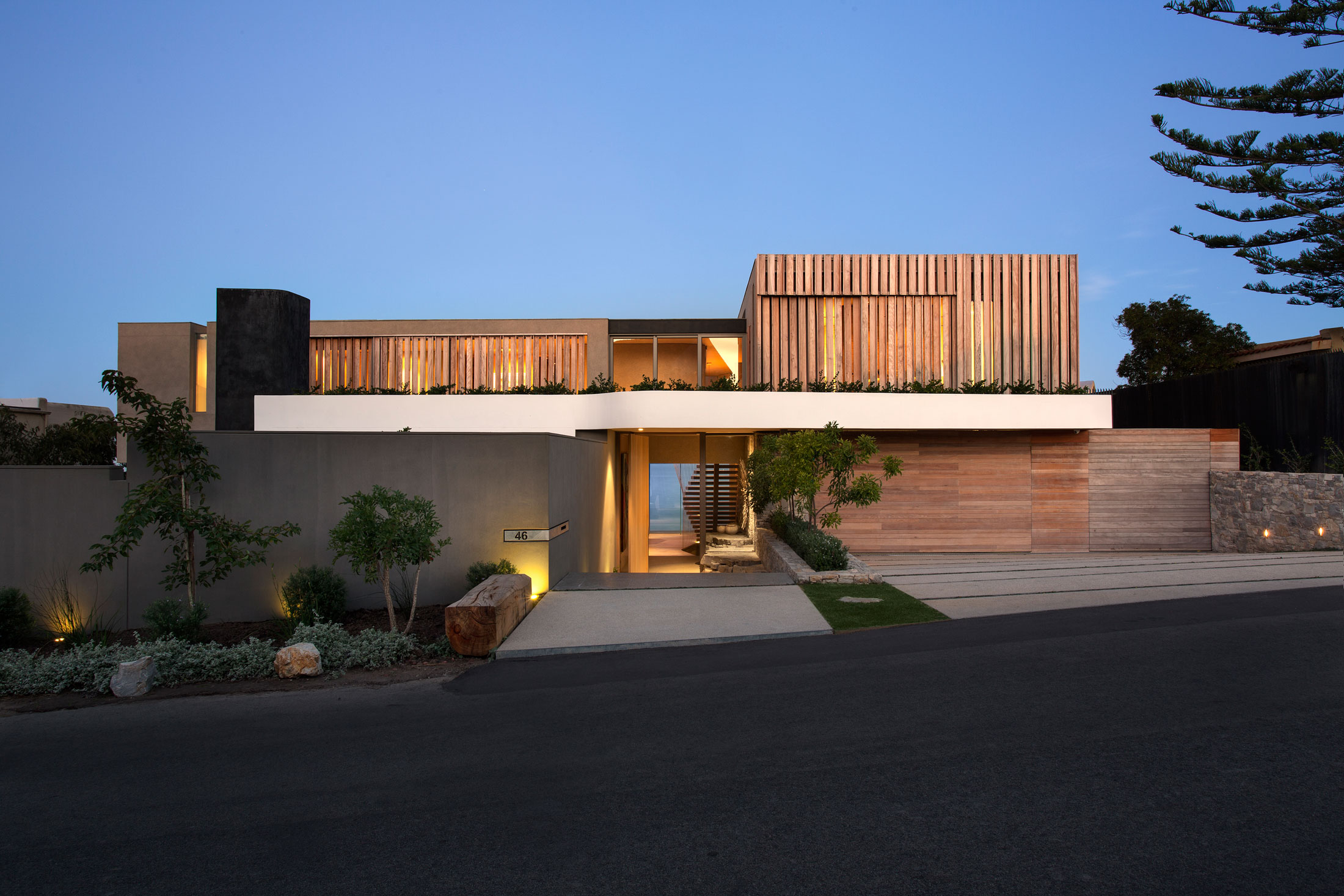 An Elegant and Spacious Family Home with Striking Interior Features in Plettenberg Bay by SAOTA (21)