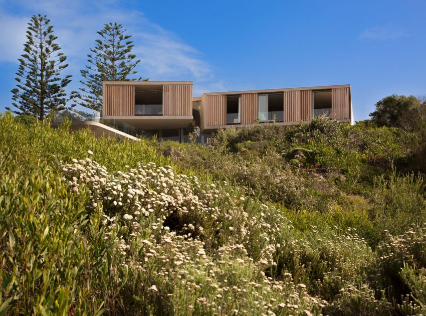 An Elegant and Spacious Family Home with Striking Interior Features in Plettenberg Bay by SAOTA (3)