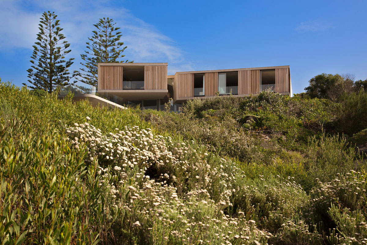 An Elegant and Spacious Family Home with Striking Interior Features in Plettenberg Bay by SAOTA (3)